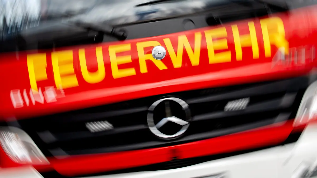 ARCHIV - 24.03.2023, Niedersachsen, Bad Zwischenahn: Ein Einsatzfahrzeug der Feuerwehr (zu dpa: «Feuerwehr rettet Reh aus Mittellandkanal») Foto: Hauke-Christian Dittrich/dpa +++ dpa-Bildfunk +++