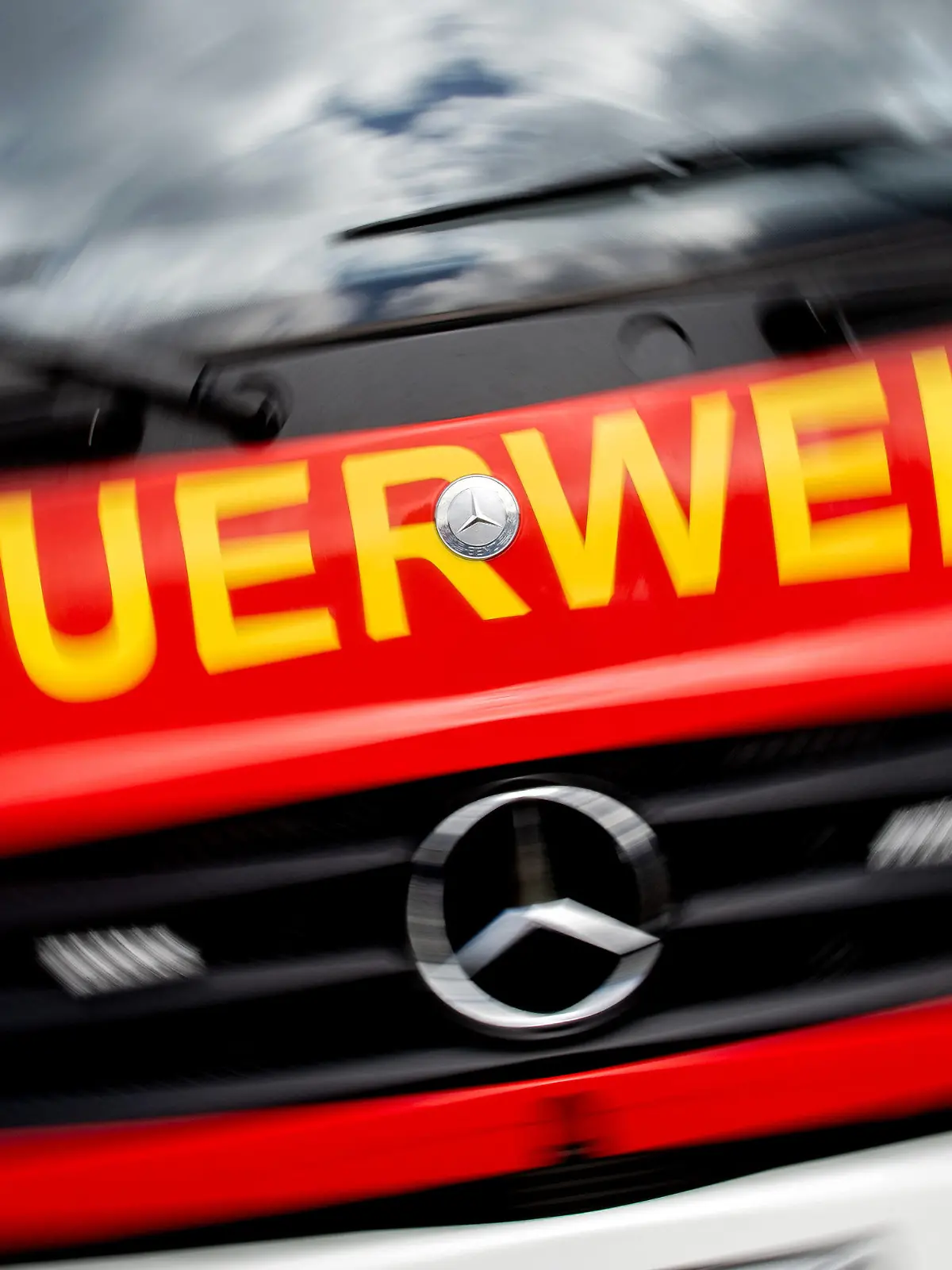 ARCHIV - 24.03.2023, Niedersachsen, Bad Zwischenahn: Ein Einsatzfahrzeug der Feuerwehr (zu dpa: «Feuerwehr rettet Reh aus Mittellandkanal») Foto: Hauke-Christian Dittrich/dpa +++ dpa-Bildfunk +++