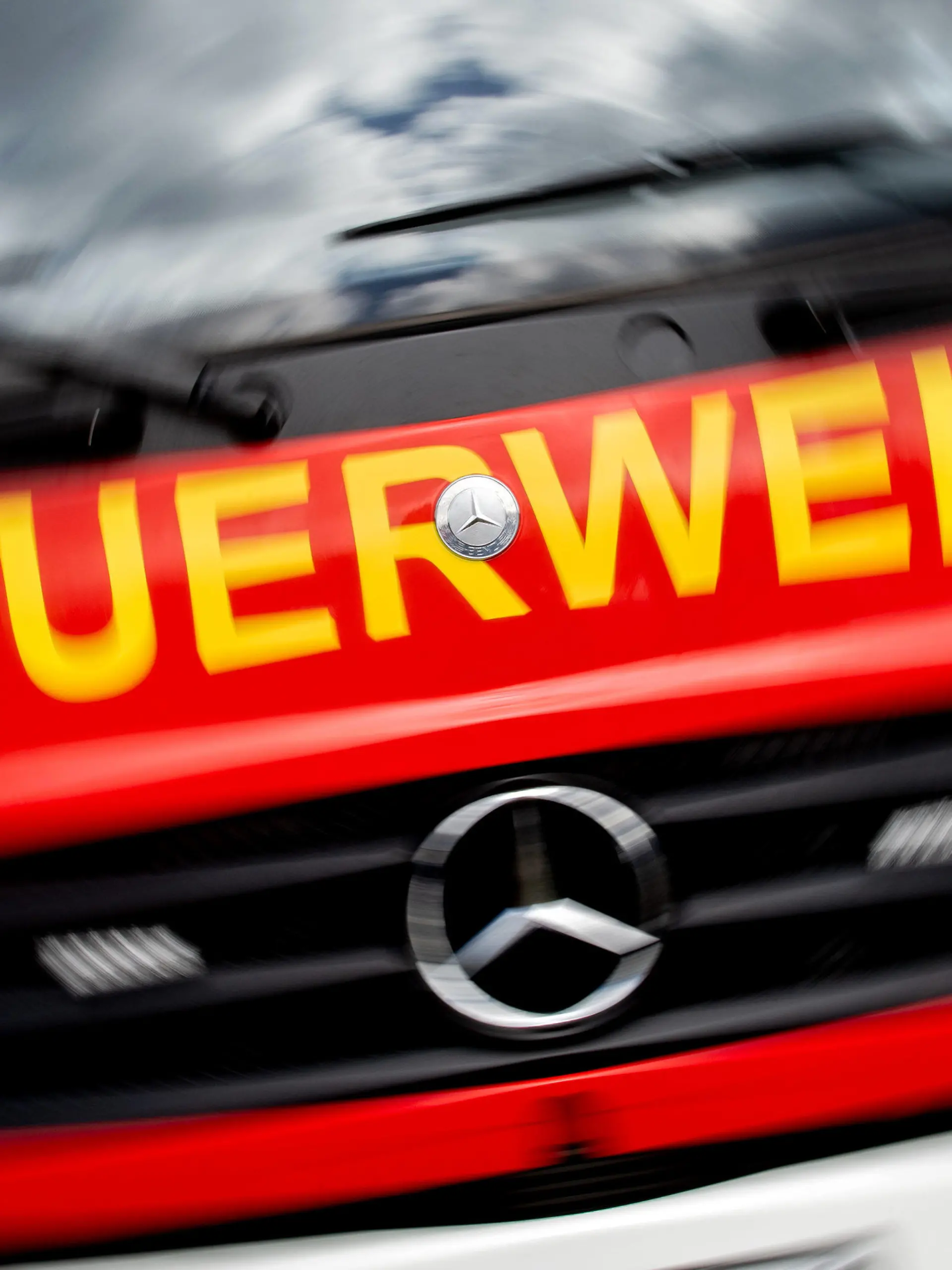 ARCHIV - 24.03.2023, Niedersachsen, Bad Zwischenahn: Ein Einsatzfahrzeug der Feuerwehr (zu dpa: «Feuerwehr rettet Reh aus Mittellandkanal») Foto: Hauke-Christian Dittrich/dpa +++ dpa-Bildfunk +++