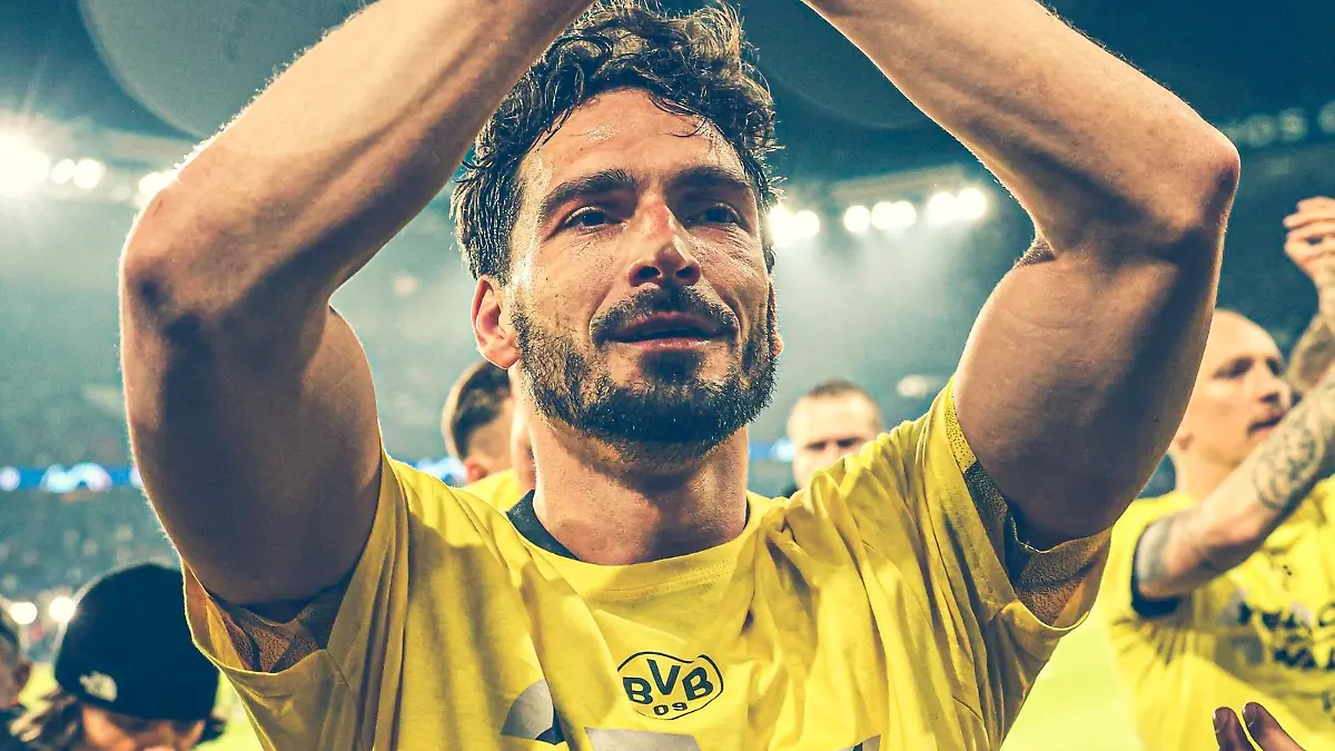 Paris Saint-Germain v Borussia Dortmund: Semi-final Second Leg - UEFA Champions League 2023/24 Sebastien Muylaert/MAXPPP - Paris 07/05/2024 Mats Hummels of Borussia Dortmund celebrates at full-time with team-mate Ian Maatsen following the UEFA Champions League semi-final second leg match between Paris Saint-Germain and Borussia Dortmund at Parc des Princes in Paris, France. 07.05.2024 Paris France PUBLICATIONxNOTxINxFRAxBELxSUIxUK Copyright: xMAXPPPxSébastienxMuylaertx LTG202405081067 LTG202405081067
