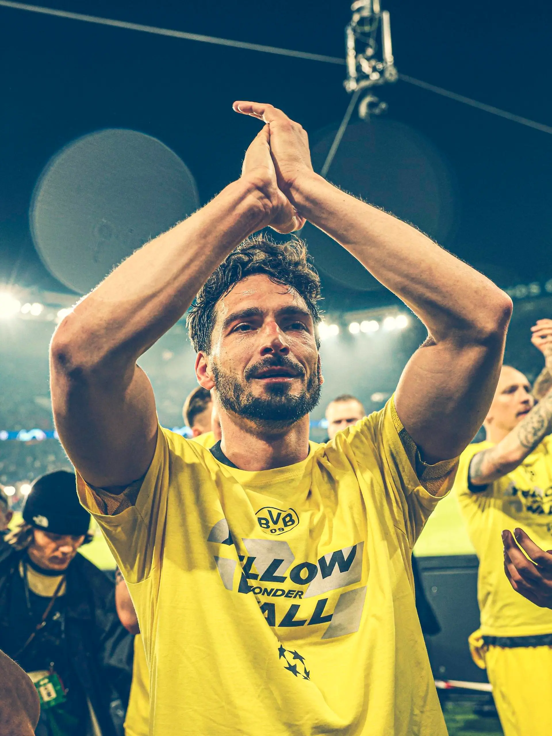 Paris Saint-Germain v Borussia Dortmund: Semi-final Second Leg - UEFA Champions League 2023/24 Sebastien Muylaert/MAXPPP - Paris 07/05/2024 Mats Hummels of Borussia Dortmund celebrates at full-time with team-mate Ian Maatsen following the UEFA Champions League semi-final second leg match between Paris Saint-Germain and Borussia Dortmund at Parc des Princes in Paris, France. 07.05.2024 Paris France PUBLICATIONxNOTxINxFRAxBELxSUIxUK Copyright: xMAXPPPxSébastienxMuylaertx LTG202405081067 LTG202405081067