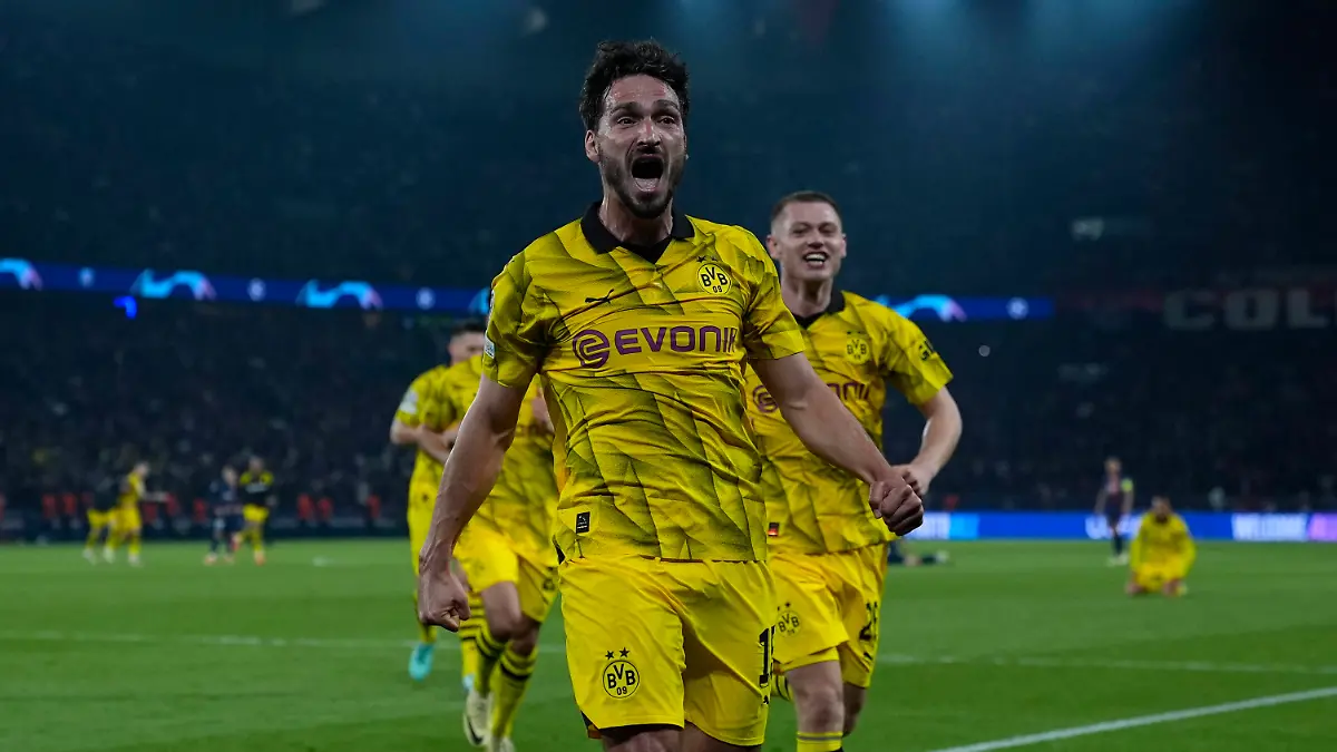 PARIS, FRANCE - MAY 7: Mats Hummels 15 Borussia Dortmund reacts after winning the Champions League match between Paris Saint-Germain PSG and Borussia Dortmund on May 7, 2024, at Parc des Princes in Paris, France. Photo by Glenn Gervot/Icon Sportswire SOCCER: MAY 07 Champions League - Borussia Dortmund at PSG EDITORIAL USE ONLY Icon2400507039