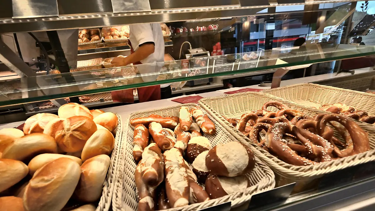 Ein appetitliches Angebot , mit inzwischen teurer Energie gebacken. Volle Theke in der Bäckerei. München Bayern Deutschland *** An appetizing offer , baked with now expensive energy Full counter in the bakery Munich Bavaria Germany Copyright: xRolfxPossx