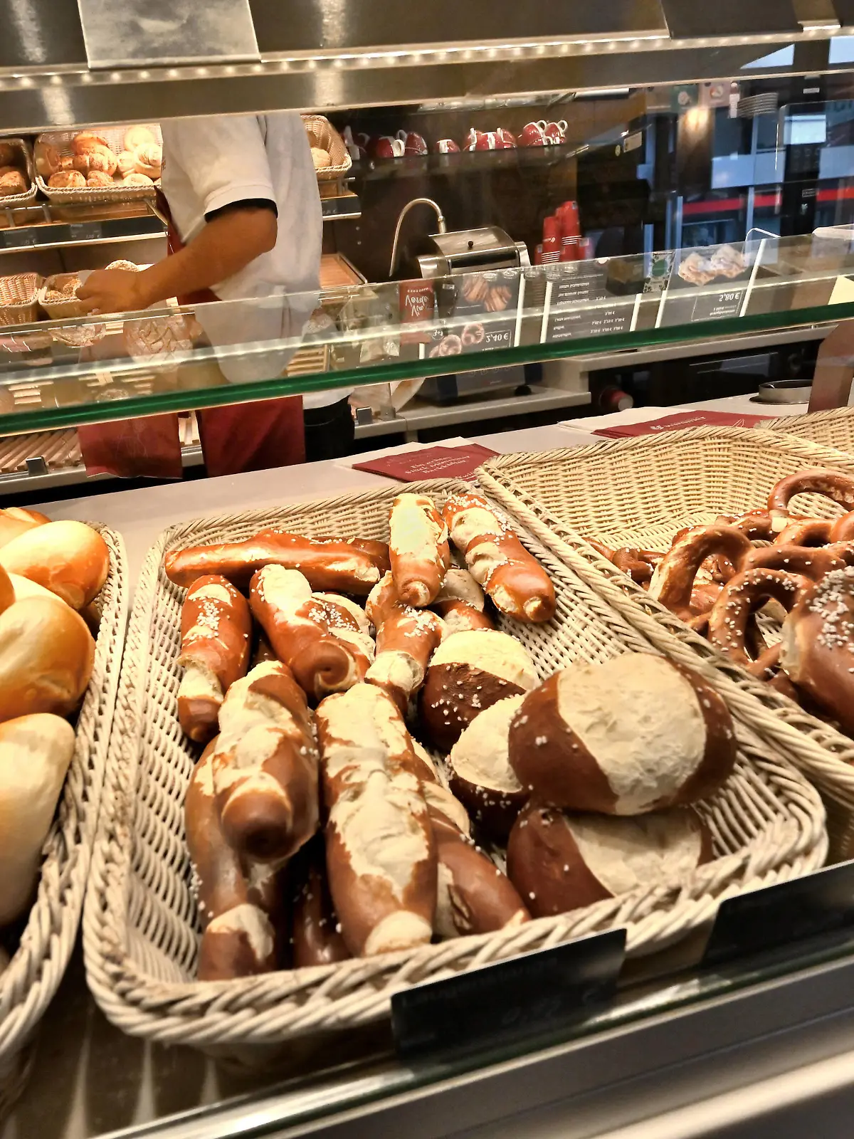 Ein appetitliches Angebot , mit inzwischen teurer Energie gebacken. Volle Theke in der Bäckerei. München Bayern Deutschland *** An appetizing offer , baked with now expensive energy Full counter in the bakery Munich Bavaria Germany Copyright: xRolfxPossx