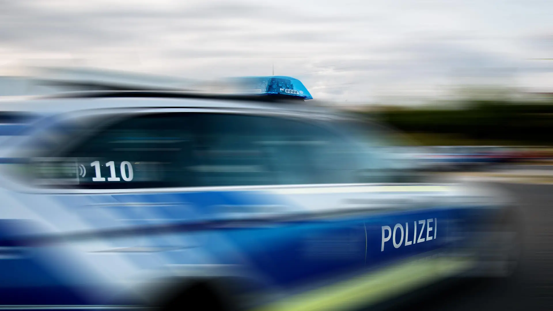 Bamberg, Deutschland 16. August 2023: Themenbilder - Symbolbilder - Polizei Blaulicht - 2023 Ein Einsatzfahrzeug der Polizei, Streifenwagen mit Blaulicht in Bamberg Bayern. Bayern *** Bamberg, Germany 16 August 2023 theme images symbol images police blue light 2023 A police emergency vehicle, patrol car with blue light in Bamberg Bavaria Bavaria Copyright: xFotostandx/xK.xSchmittx