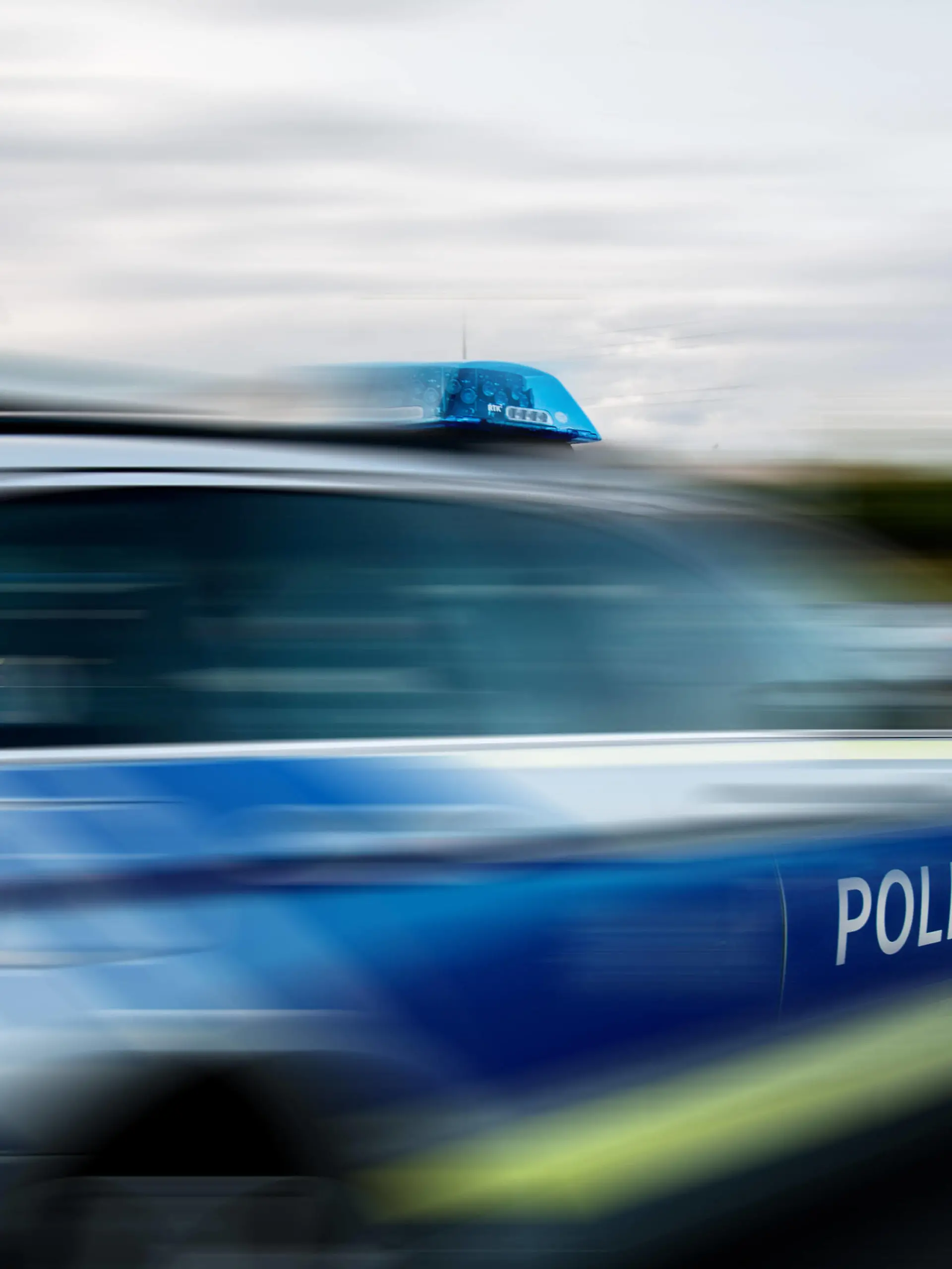 Bamberg, Deutschland 16. August 2023: Themenbilder - Symbolbilder - Polizei Blaulicht - 2023 Ein Einsatzfahrzeug der Polizei, Streifenwagen mit Blaulicht in Bamberg Bayern. Bayern *** Bamberg, Germany 16 August 2023 theme images symbol images police blue light 2023 A police emergency vehicle, patrol car with blue light in Bamberg Bavaria Bavaria Copyright: xFotostandx/xK.xSchmittx