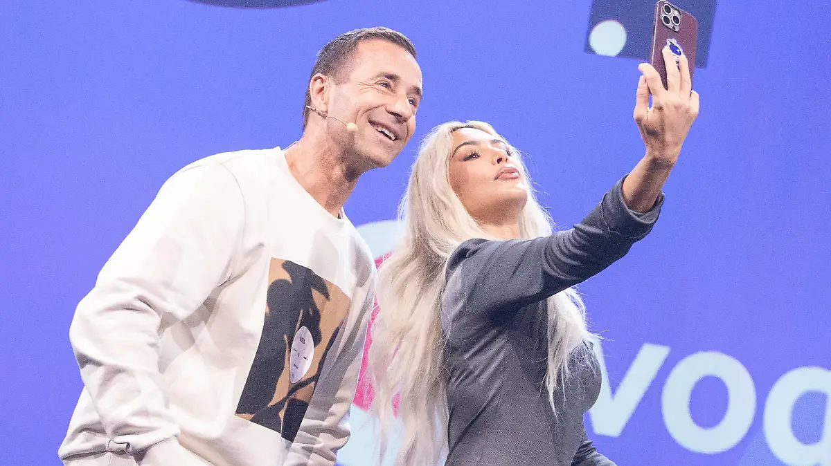 OMR Festival Online Marketing Rockstars Festival 2024 in Hamburg Kim Kardashian, US-amerikanische Medienpersönlichkeit und Influencer mit Moderator Kai Pflaume - Kim Kardashian macht ein Selfie mit Kai PflaumeOMR Festival Online Marketing Rockstars Festival 2024 in Hamburg Kim Kardashian, US-amerikanische Medienpersönlichkeit und Influencer mit Moderator Kai Pflaume - Kim Kardashian macht ein Selfie mit Kai Pflaume, Hamburg Hamburg Deutschland Messehallen *** OMR Festival Online Marketing Rockstars Festival 2024 in Hamburg Kim Kardashian, US media personality and influencer with presenter Kai Pflaume Kim Kardashian takes a selfie with Kai Pflaume OMR Festival Online Marketing Rockstars Festival 2024 in Hamburg