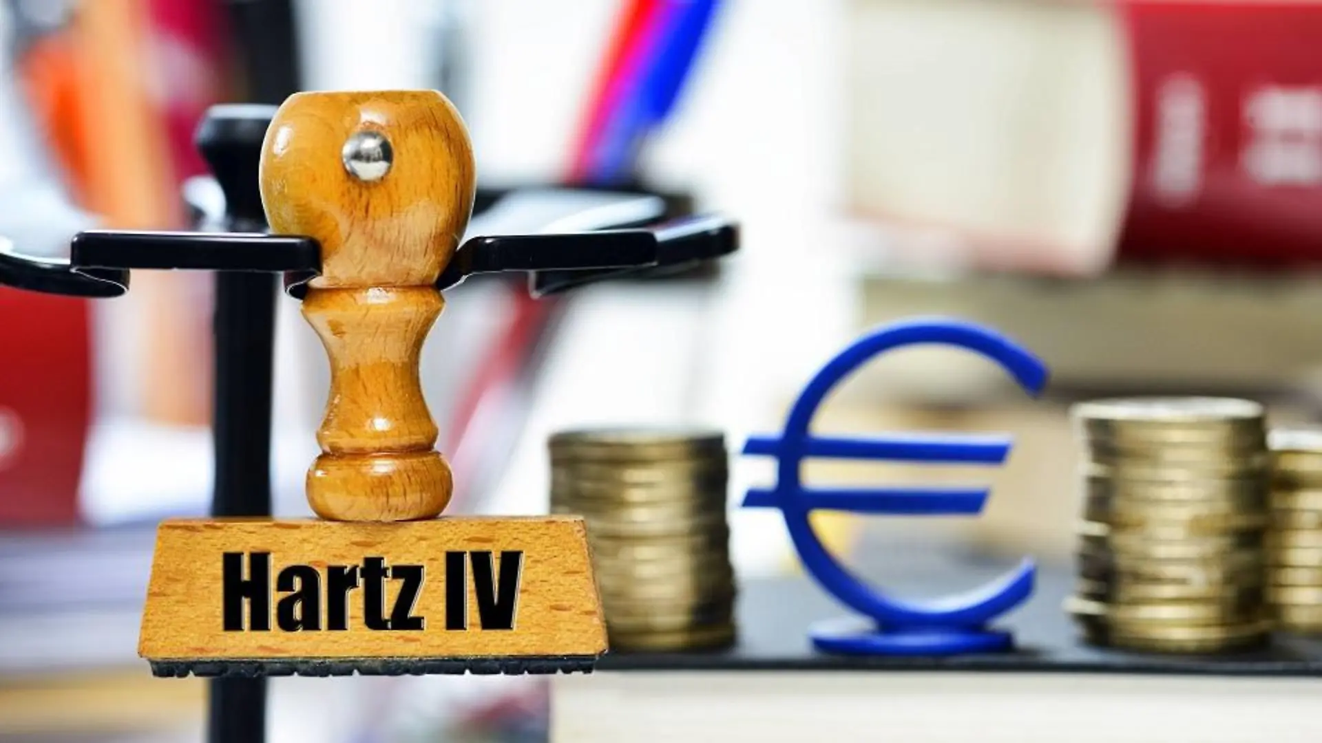 Stempel mit der Aufschrift Hartz IV | Verwendung weltweit