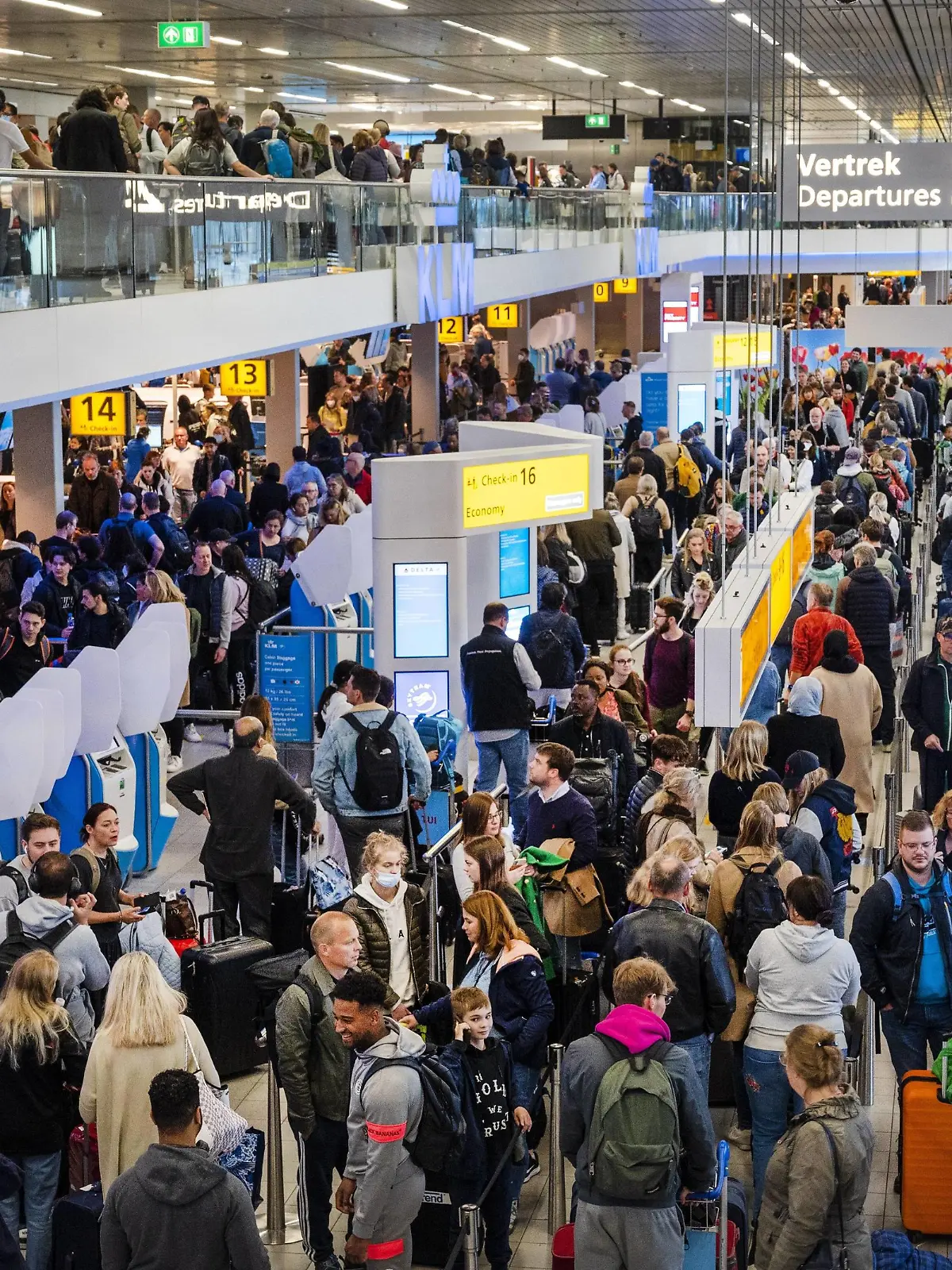  2022-04-30 06:56:45 SCHIPHOL - Schiphol Airport is very busy this weekend. The airport is facing serious staff shortages because there are hundreds of vacancies at the check-in desks, security and in the baggage basement that cannot be filled. ANP EVERT ELZINGA netherlands out - belgium out *** 2022 04 30 06 56 45 SCHIPHOL Schiphol Airport is very busy this weekend The airport is facing serious staff shortages because there are hundreds of vacancies at the check in desks, security and in the baggage basement that cannot be filled ANP EVERT ELZINGA netherlands out belgium out PUBLICATIONxINxGERxSUIxAUTxONLY Copyright: xx x447816092x originalFilename: 447816092.jpg