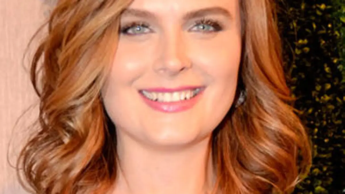 emily-deschanel-t7752