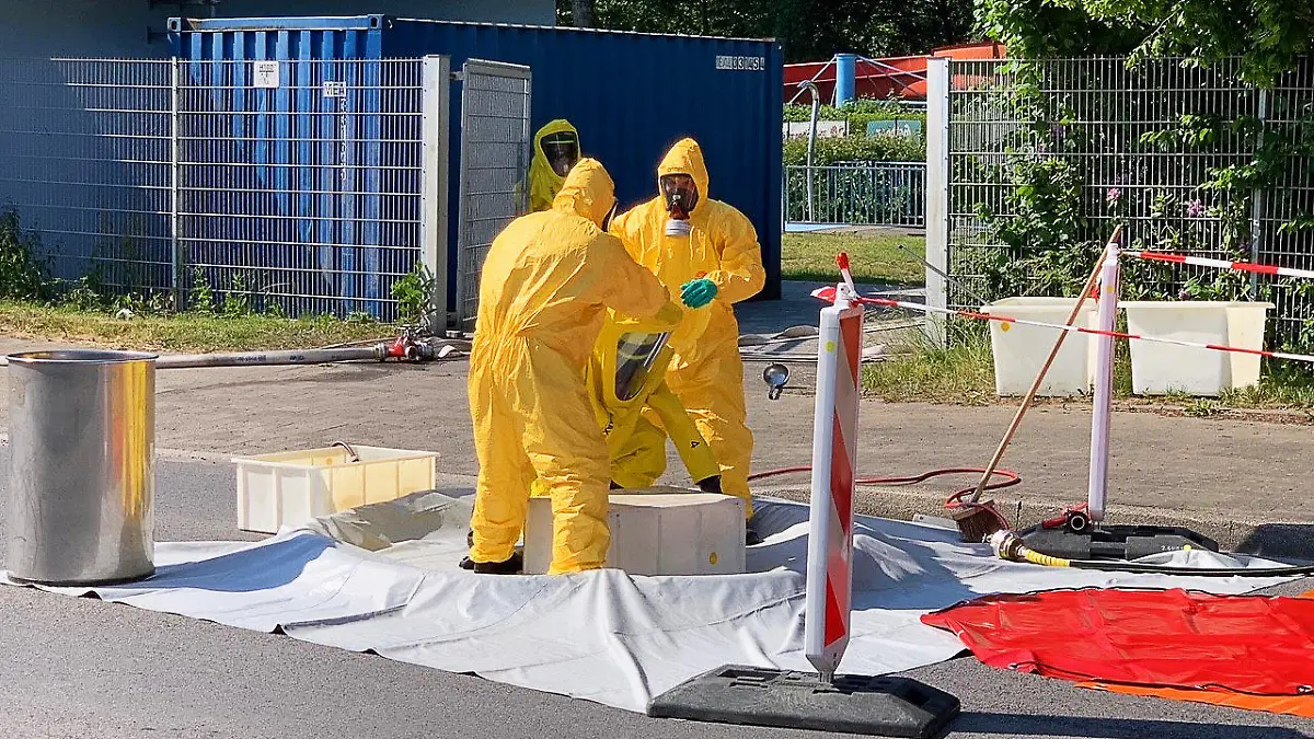 09.06.2023, Nordrhein-Westfalen, Bergneustadt: Spezialkräfte der Feuerwehr sind im Freibad im Oberbergischen Kreis im Einsatz. Ausgetretenes Chlorgas hat in dem Freibad einen Großeinsatz der Feuerwehr ausgelöst. Rund 200 Badegäste hätten das Schwimmbad verlassen müssen, sagte ein Sprecher der Feuerwehr. Fünf Kinder seien mit Atemwegsreizungen zur Untersuchung in eine Kinderklinik gebracht worden. Foto: Markus Klümper/dpa +++ dpa-Bildfunk +++
