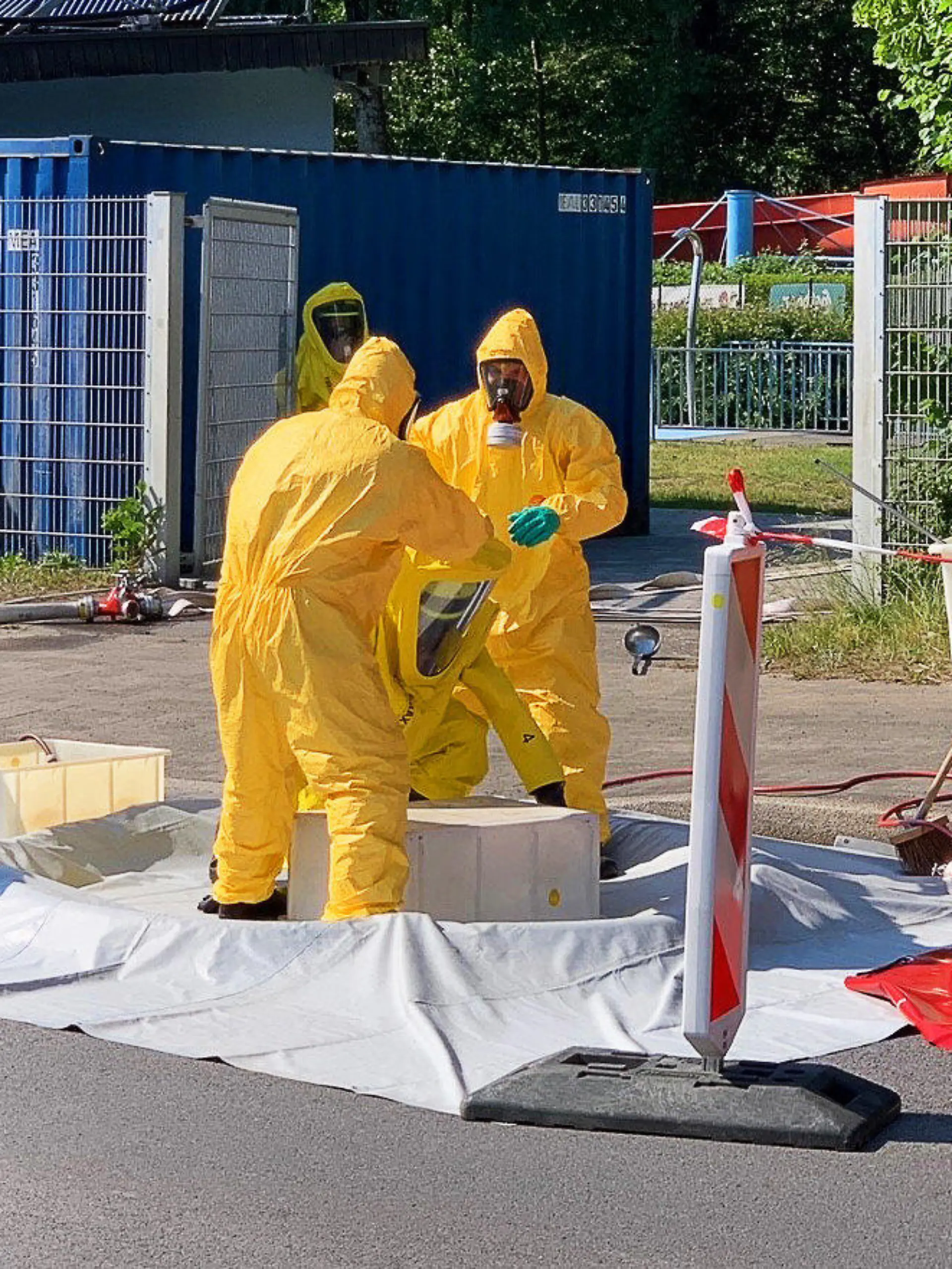 09.06.2023, Nordrhein-Westfalen, Bergneustadt: Spezialkräfte der Feuerwehr sind im Freibad im Oberbergischen Kreis im Einsatz. Ausgetretenes Chlorgas hat in dem Freibad einen Großeinsatz der Feuerwehr ausgelöst. Rund 200 Badegäste hätten das Schwimmbad verlassen müssen, sagte ein Sprecher der Feuerwehr. Fünf Kinder seien mit Atemwegsreizungen zur Untersuchung in eine Kinderklinik gebracht worden. Foto: Markus Klümper/dpa +++ dpa-Bildfunk +++