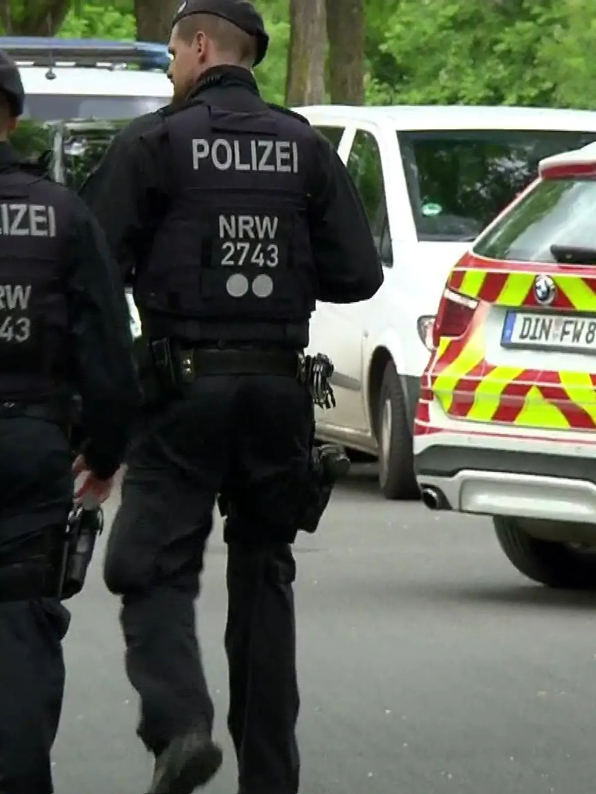 Polizisten im Einsatz vor der Schule in Dinslaken. Dort sollen Zeugen einen Jugendlichen mit einer Waffe gesehen haben.