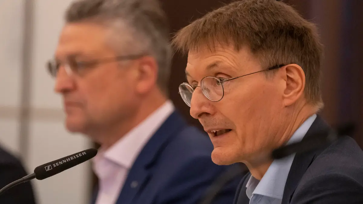 News Bilder des Tages 126. Deutscher Ärztetag in Bremen - Pressekonferenz zum Stand der Affenpocken-Epidemie in Deutschland - Karl Lauterbach, Bundesgesundheitsminister mit Lothar H. Wieler, Präsident Robert-Koch-Institut RKI126. Deutscher Ärztetag in Bremen - Pressekonferenz zum Stand der Affenpocken-Epidemie in Deutschland - Karl Lauterbach, Bundesgesundheitsminister mit Lothar H. Wieler, Präsident Robert-Koch-Institut RKI, Bremen Bremen Deutschland Konzerthaus Die Glocke *** 126 German Medical Congress in Bremen Press conference on the status of the monkeypox epidemic in Germany Karl Lauterbach, Federal Minister of Health with Lothar H Wieler, President Robert Koch Institute RKI 126 German Medical Congress in Bremen Press conference on the status of the