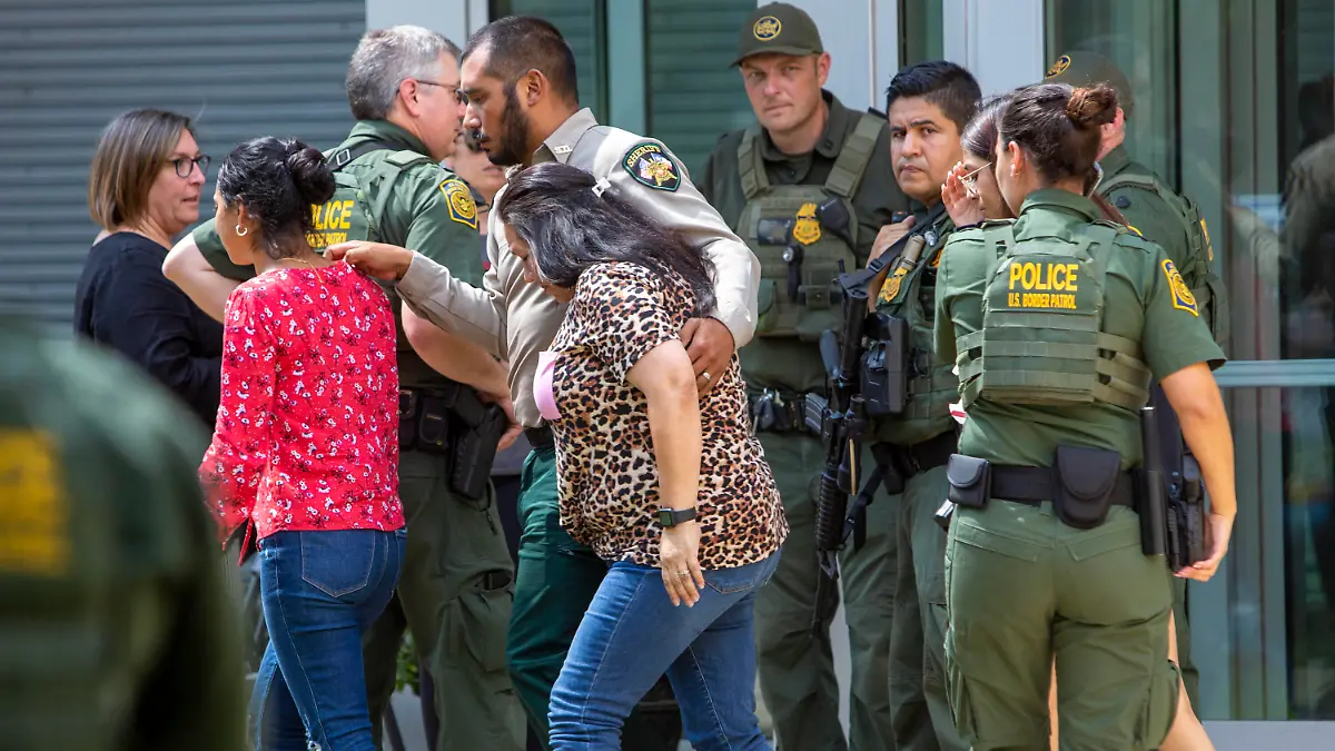 May 24, 2022, Uvalde, Texas, USA: People leave the Uvalde Civic Center Tuesday, May 24, 2022. At least 14 students and 1 teacher were killed when a gunman opened fire at Robb Elementary School in Uvalde according to Texas Gov. Gregg Abbott. Students from the school were evacuated to the civic center. Uvalde USA PUBLICATIONxINxGERxSUIxAUTxONLY - ZUMAa27_ 20220524_znn_a27_001 Copyright: xSanxAntonioxExpress-Newsx