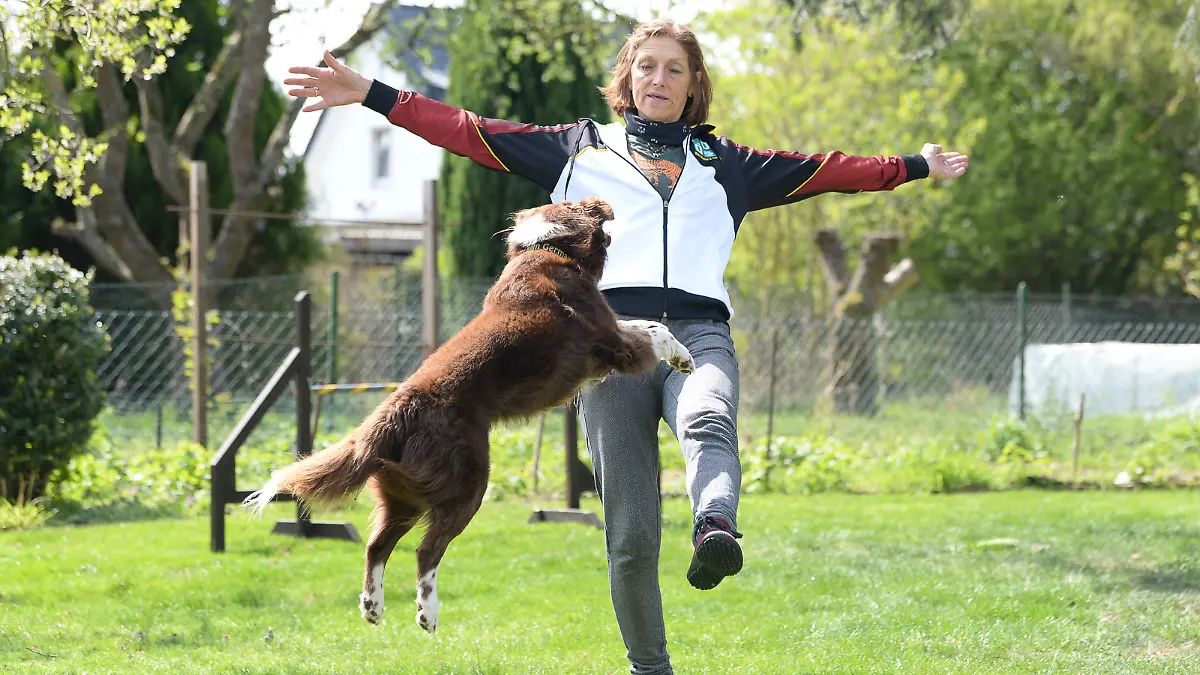 Uta Opel trainiert mit ihrem Rüden Takutai für eine Choreographie in der Sportart Dogdance. Beim Dogdancing vollführen Hund und Mensch rhythmische Bewegungen zu Musik. (zu dpa «Eine Frau tanzt mit ihren Hunden - und gewinnt damit Meistertitel»)