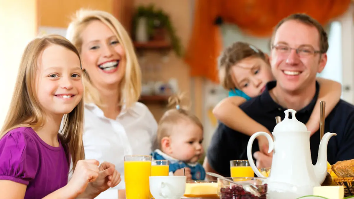 familie kinder essen eltern mann frau Fotolia 30244977 S.jpg