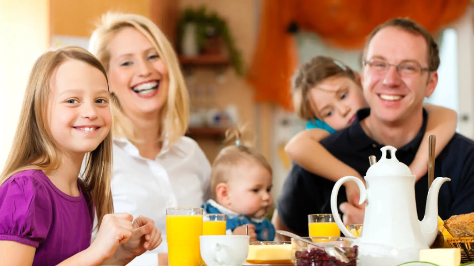familie kinder essen eltern mann frau Fotolia 30244977 S.jpg