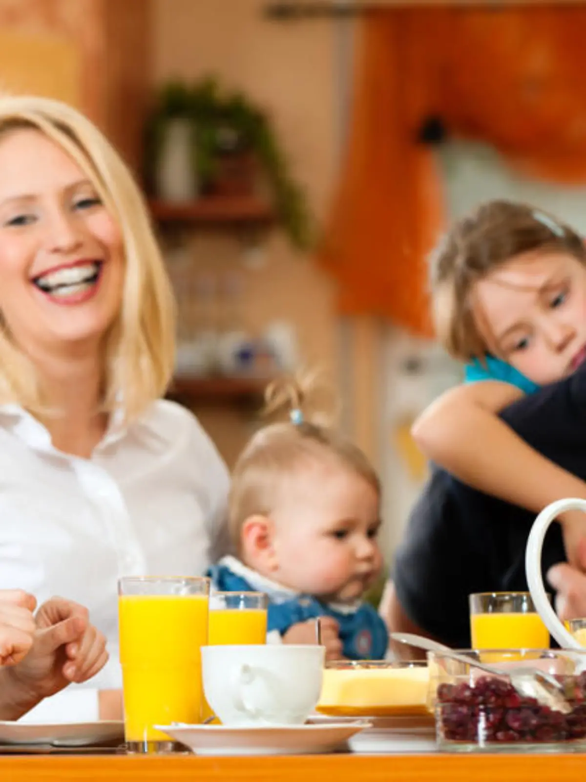familie kinder essen eltern mann frau Fotolia 30244977 S.jpg