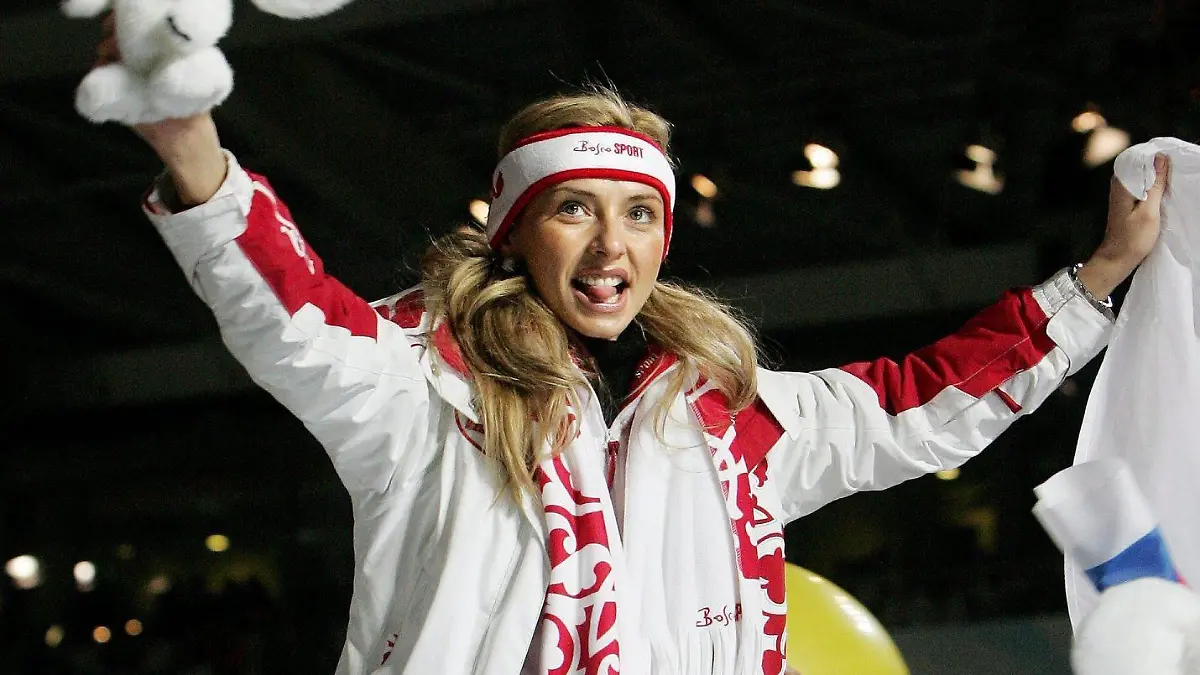 Russian figure skater Tatiana Navka (top) is seen during the Closing Ceremonies of the Turin 2006 Winter Olympic Games in Turin, Sunday 26 February 2006. EPA/SERGEY CHIRIKOV +++(c) dpa - Report+++
