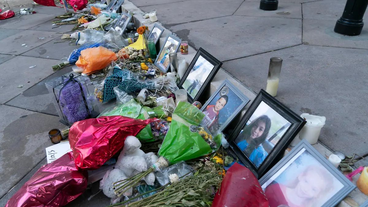 May 30, 2022, Austin, Texas, USA: Images of many victims in the Uvalde, Texas mass murder at Robb Elementary lie among burned candles and fading flowers at the steps to the Texas Capitol grounds in Austin. Austin USA - ZUMAd150 20220530_znp_d150_048 Copyright: xBobxDaemmrichx