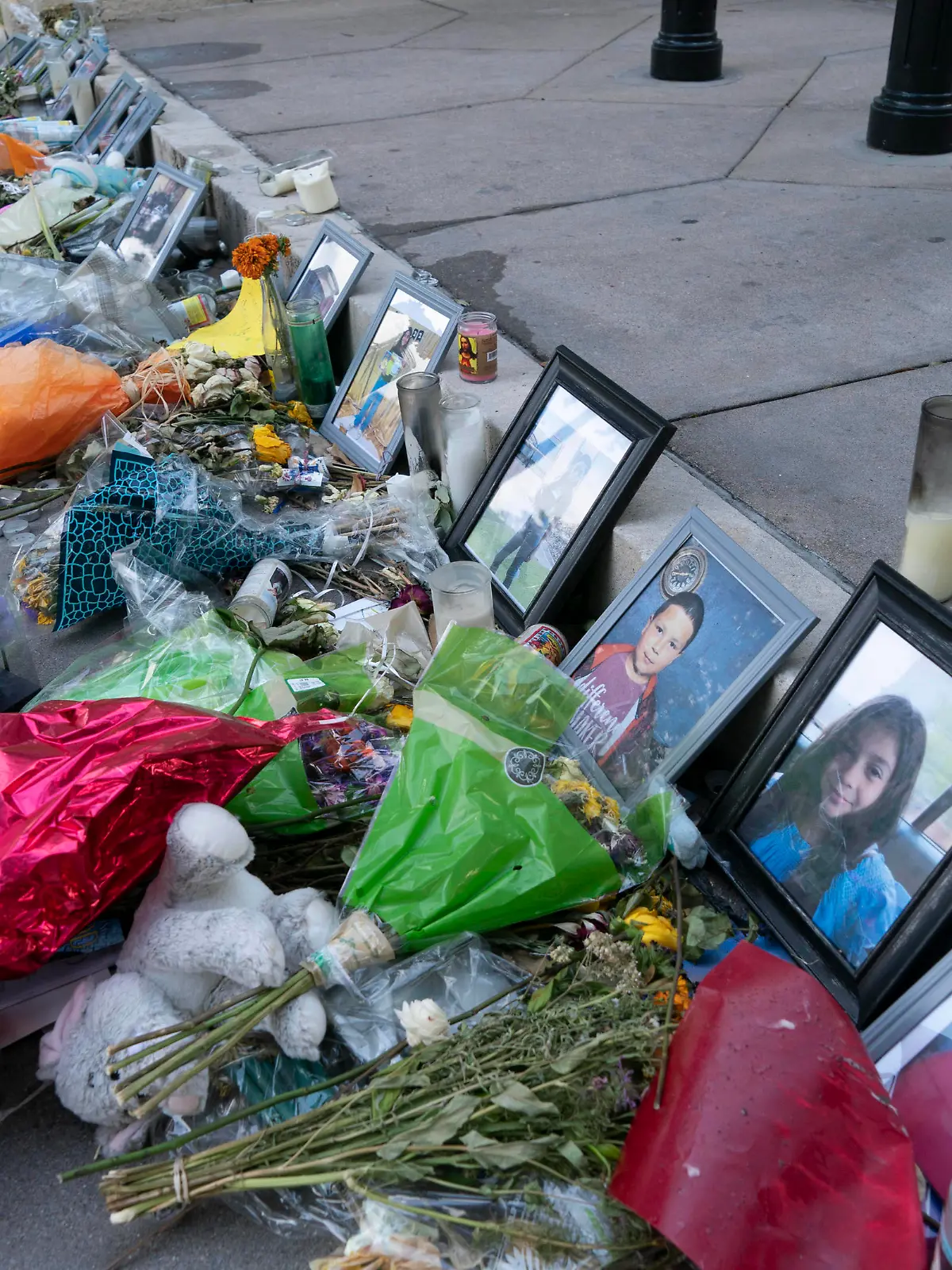  May 30, 2022, Austin, Texas, USA: Images of many victims in the Uvalde, Texas mass murder at Robb Elementary lie among burned candles and fading flowers at the steps to the Texas Capitol grounds in Austin. Austin USA - ZUMAd150 20220530_znp_d150_048 Copyright: xBobxDaemmrichx