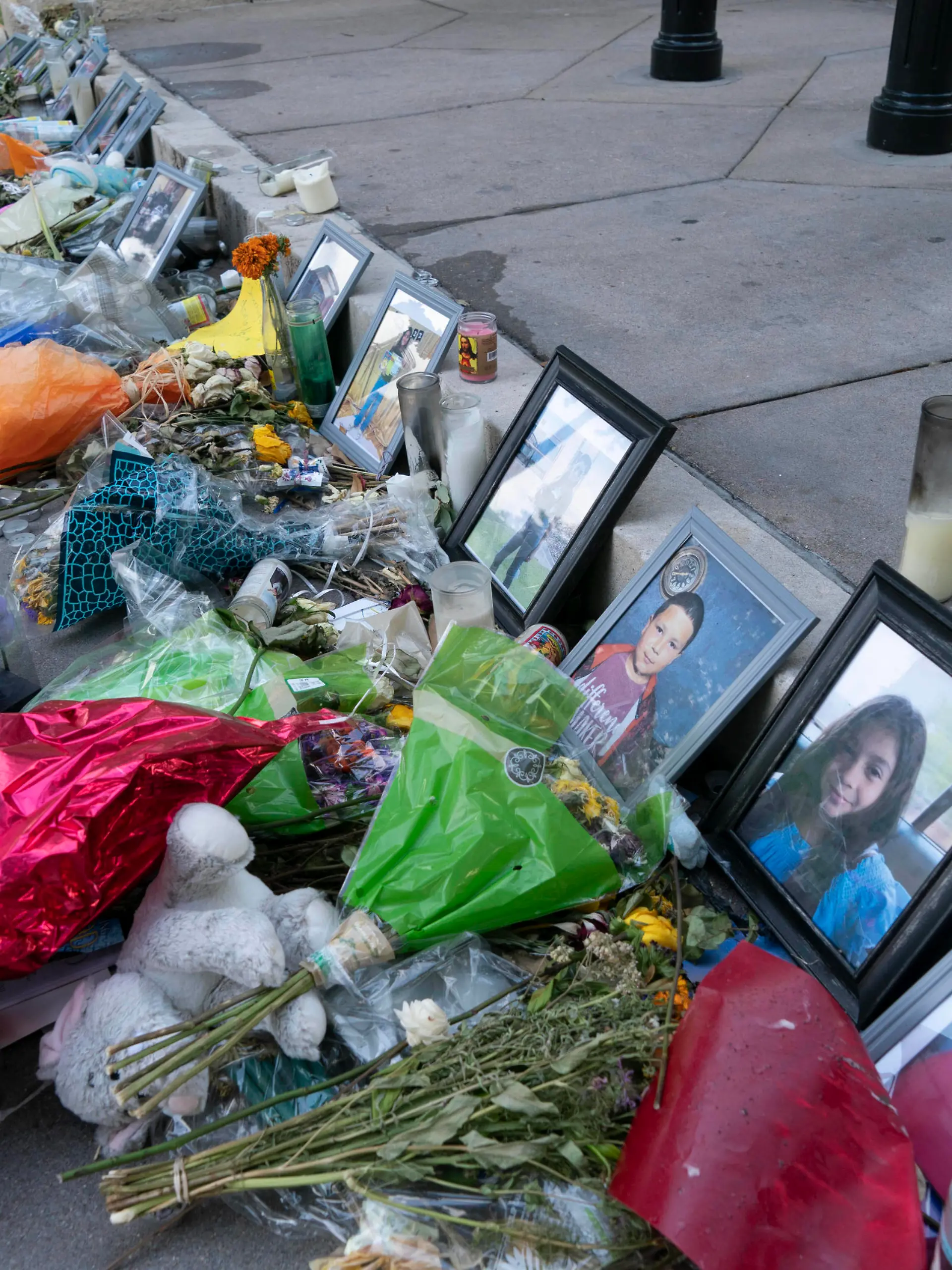  May 30, 2022, Austin, Texas, USA: Images of many victims in the Uvalde, Texas mass murder at Robb Elementary lie among burned candles and fading flowers at the steps to the Texas Capitol grounds in Austin. Austin USA - ZUMAd150 20220530_znp_d150_048 Copyright: xBobxDaemmrichx