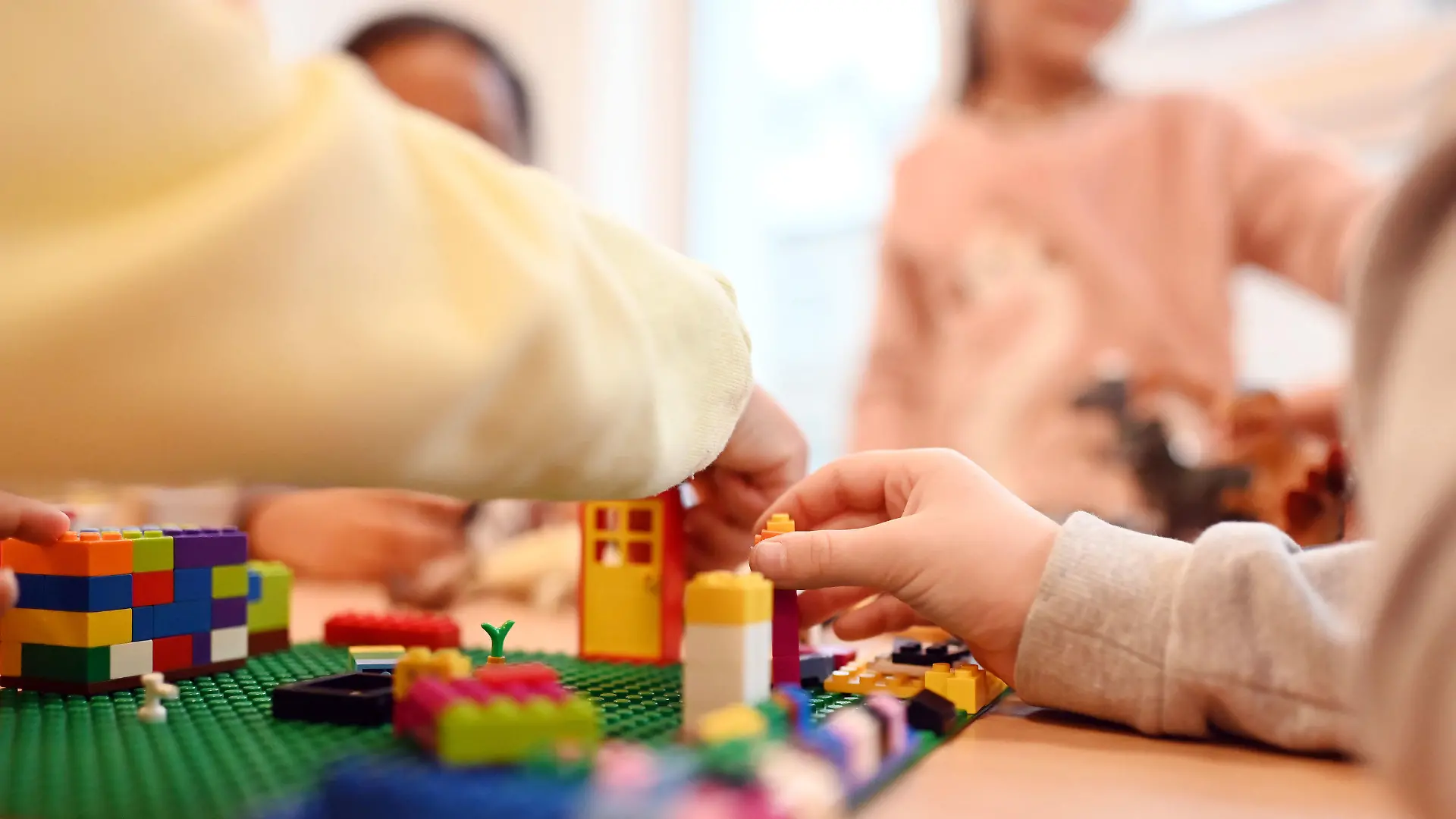 PRODUKTION - 02.12.2022, Baden-Württemberg, Pforzheim: In der multireligiösen Kita Irenicus spielen Kinder. (zu dpa-KORR Unter anderem Weihnachten: Adventszeit in multireligiöser Kita) (zu dpa "Unter anderem Weihnachten: Adventszeit in multireligiöser Kita") Foto: Uli Deck/dpa +++ dpa-Bildfunk +++