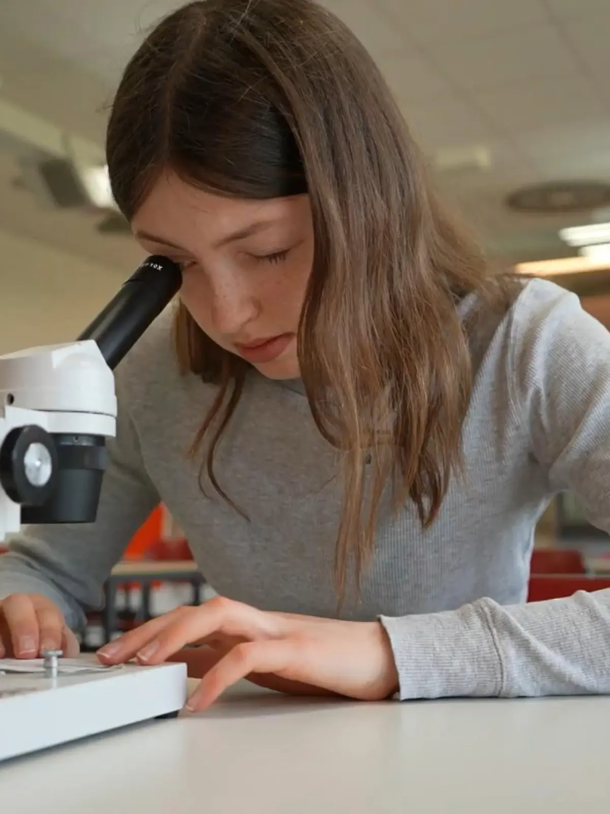 Am Donnerstag (26.05.2022) startet in Lübeck das Gipfeltreffen der besten Jungforscherinnen und Jungforscher Deutschlands. Mit dabei: Die Hamburgerin Helene Godorr (16). Sie hat als jüngste Forscherin in Hamburg Experimente mit dem Corona-Virus durchgeführt – und ganz Hamburg beim Landeswettbewerb von „Jugend forscht“ beeindruckt.