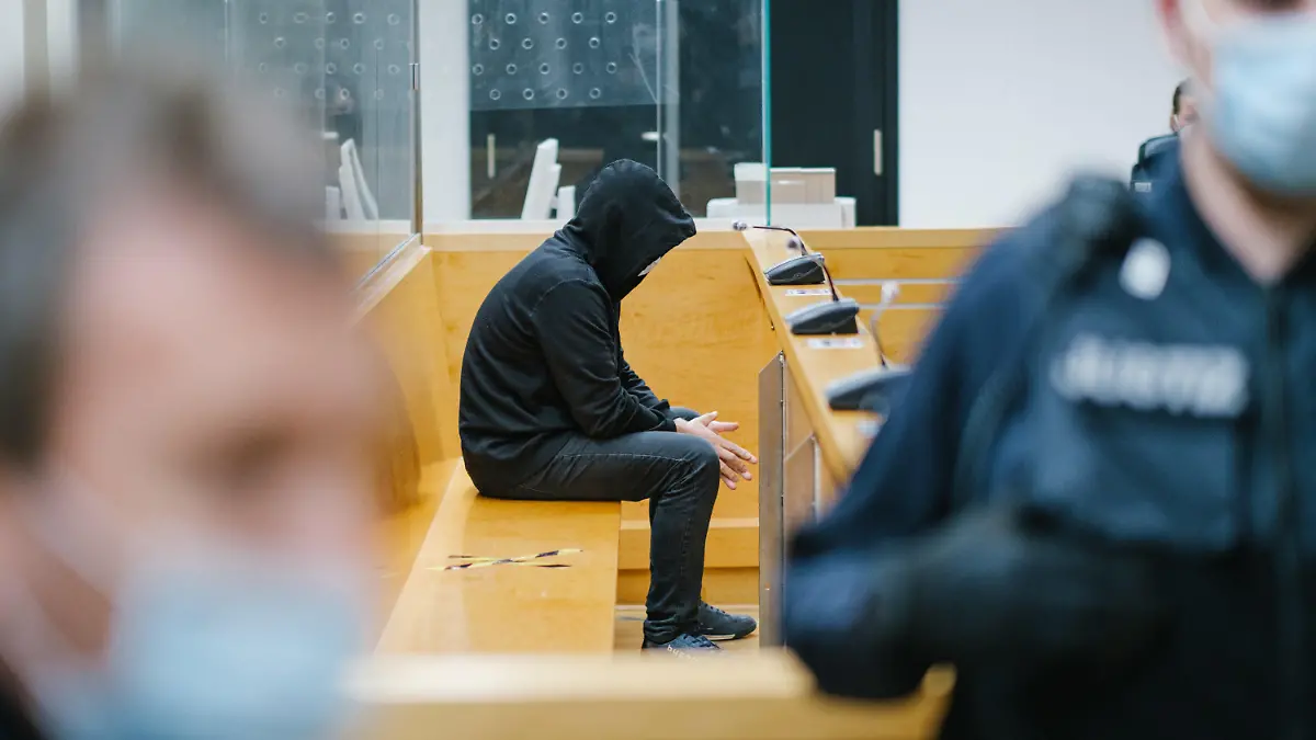 ARCHIV - 30.11.2021, Niedersachsen, Hannover: Der Angeklagte sitzt im Verhandlungssaal im Landgericht Hannover. Der 33-jährige Mann steht nach Schüssen an einer Ampelkreuzung in Hannover wegen Totschlags vor Gericht. (zu dpa: «Prozess um Schüsse an Ampelkreuzung auf der Zielgeraden») Foto: Ole Spata/dpa +++ dpa-Bildfunk +++