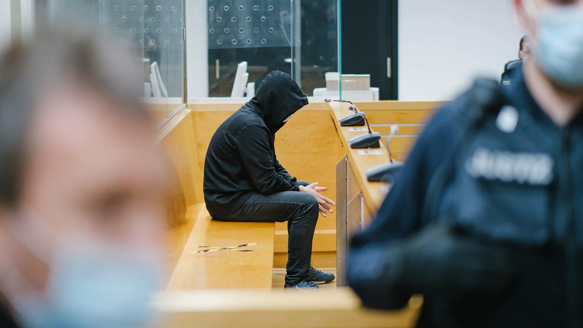 ARCHIV - 30.11.2021, Niedersachsen, Hannover: Der Angeklagte sitzt im Verhandlungssaal im Landgericht Hannover. Der 33-jährige Mann steht nach Schüssen an einer Ampelkreuzung in Hannover wegen Totschlags vor Gericht. (zu dpa: «Prozess um Schüsse an Ampelkreuzung auf der Zielgeraden») Foto: Ole Spata/dpa +++ dpa-Bildfunk +++