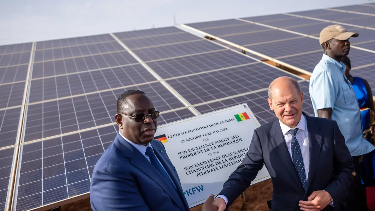 22.05.2022, Senegal, Dakar: Bundeskanzler Olaf Scholz (SPD), nimmt neben Macky Sall, Präsident der Republik Senegal, an der Eröffnung einer Photovoltaikanlage in Diass teil. Dakar ist die Erste Station der Afrika-Reise von Bundeskanzler Olaf Scholz. Anschließend geht es weiter nach Niger und Südafrika. Foto: Michael Kappeler/dpa +++ dpa-Bildfunk +++