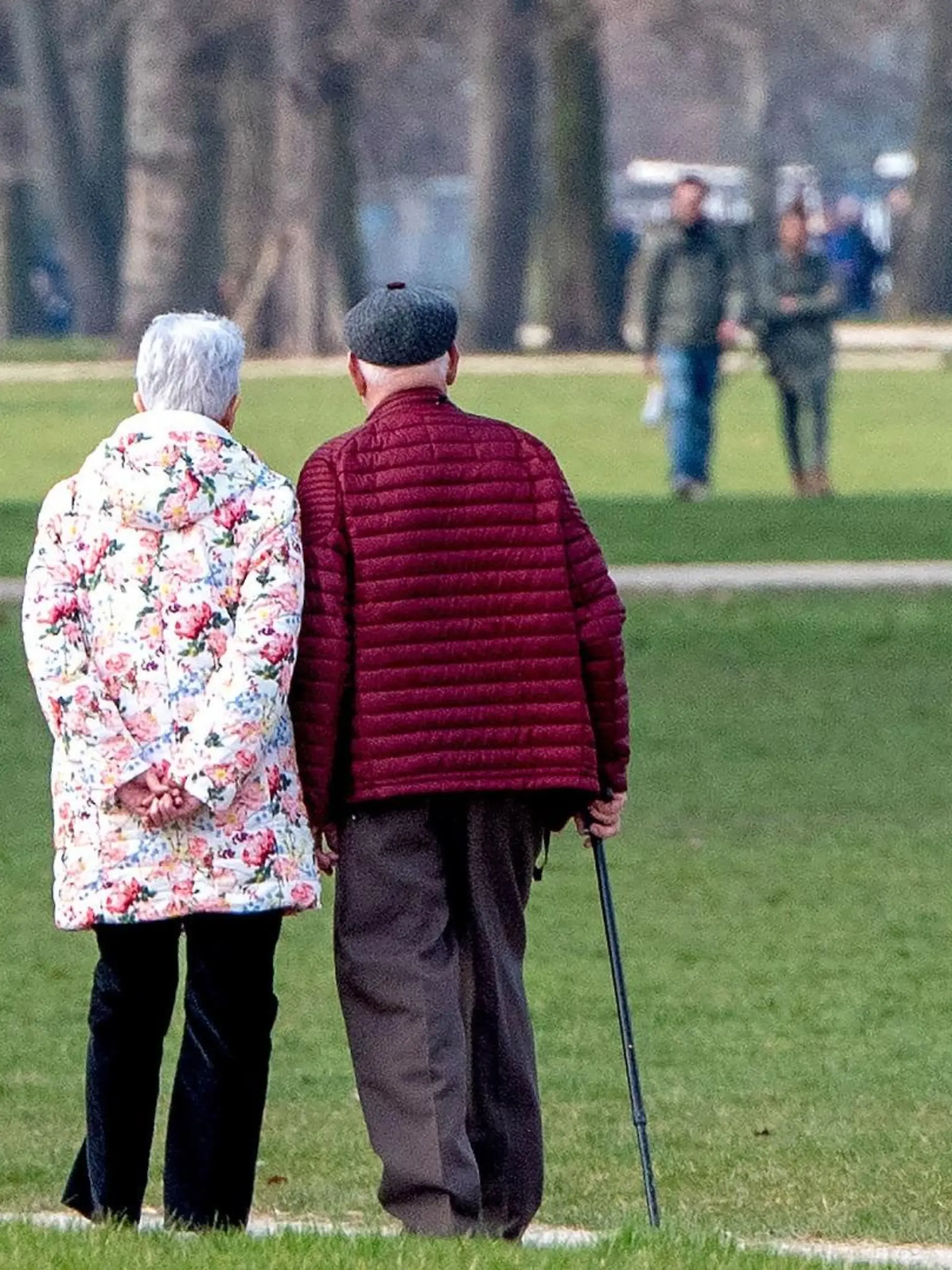 Bild zu: "Darum gehen ältere Menschen so oft mit den Händen hinter dem Rücken"