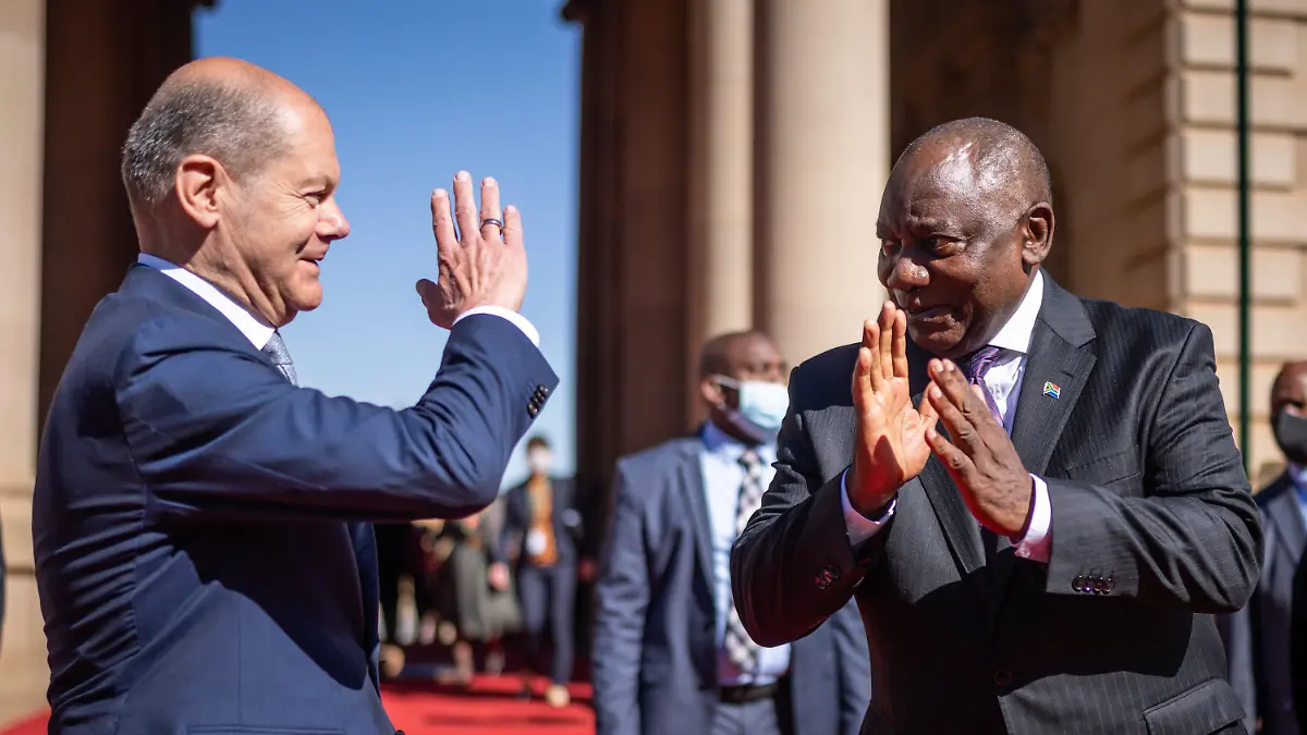 24.05.2022, Südafrika, Pretoria: Bundeskanzler Olaf Scholz (SPD), verabschiedet sich von Matamela Cyril Ramaphosa, Präsident von Südafrika nach der Pressekonferenz. Südafrika gehört wie Deutschland zur G20 der wichtigsten Wirtschaftsmächte der Welt und ist von Scholz zum G7-Gipfel auf Schloss Elmau in Bayern eingeladen worden. Zuvor hatte Scholz bei seiner Afrikareise Niger und Senegal besucht. Foto: Michael Kappeler/dpa +++ dpa-Bildfunk +++