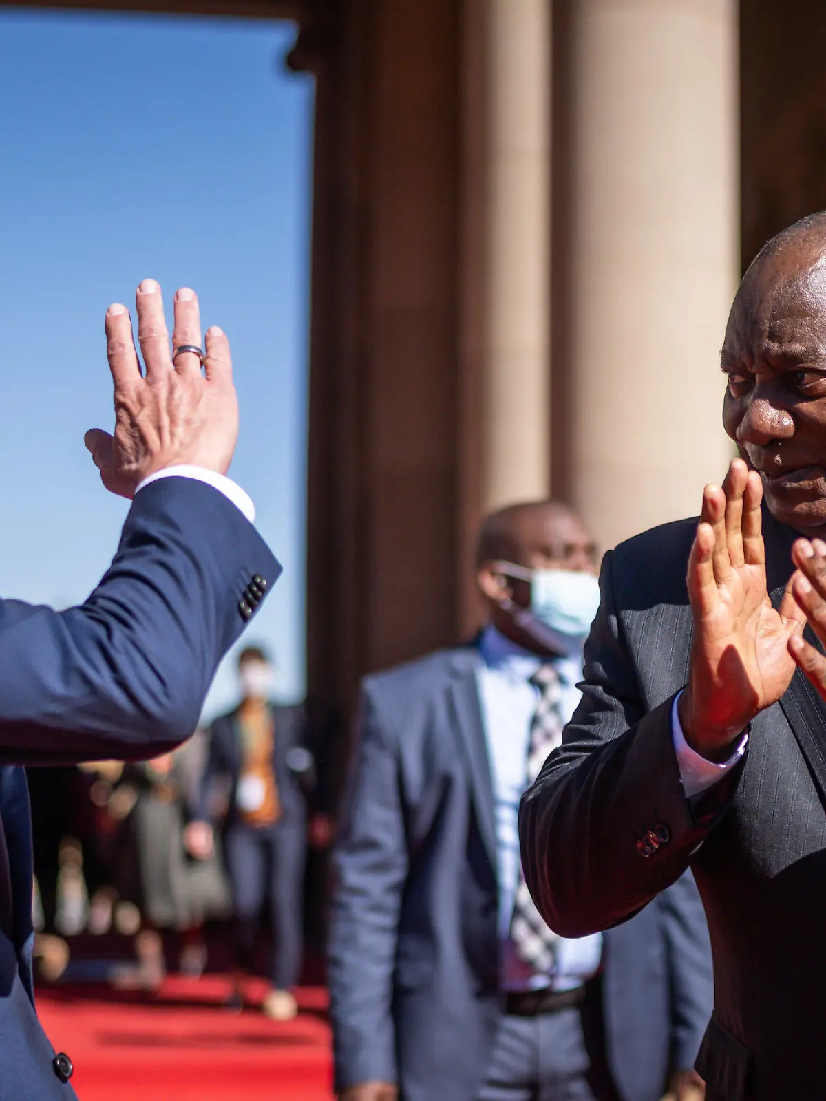 24.05.2022, Südafrika, Pretoria: Bundeskanzler Olaf Scholz (SPD), verabschiedet sich von Matamela Cyril Ramaphosa, Präsident von Südafrika nach der Pressekonferenz. Südafrika gehört wie Deutschland zur G20 der wichtigsten Wirtschaftsmächte der Welt und ist von Scholz zum G7-Gipfel auf Schloss Elmau in Bayern eingeladen worden. Zuvor hatte Scholz bei seiner Afrikareise Niger und Senegal besucht. Foto: Michael Kappeler/dpa +++ dpa-Bildfunk +++