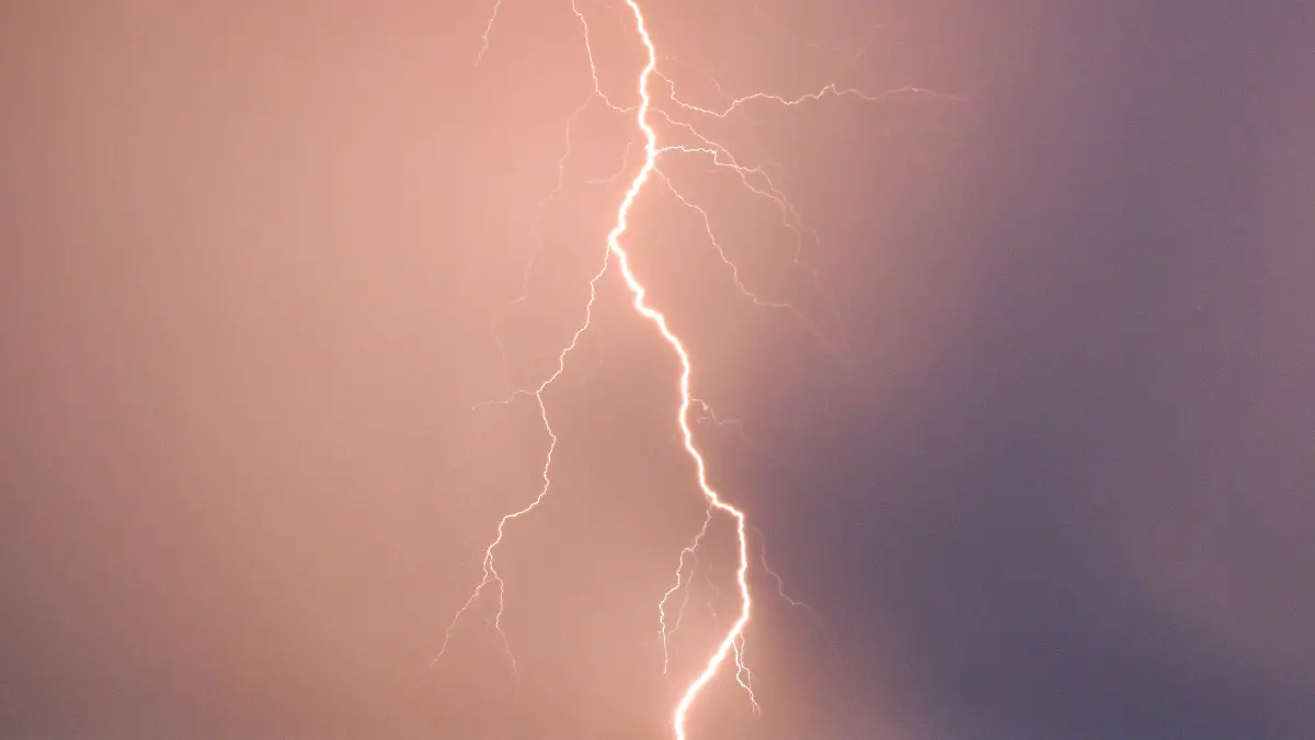 09.07.2023, Niedersachsen, Hannover: Ein Blitz entlädt sich während eines Gewitters hinter dem Fernmeldeturm Telemax. Teils heftige Unwetter sind am Abend und in der Nacht über Teile Niedersachsens hinweggezogen. Foto: Julian Stratenschulte/dpa +++ dpa-Bildfunk +++
