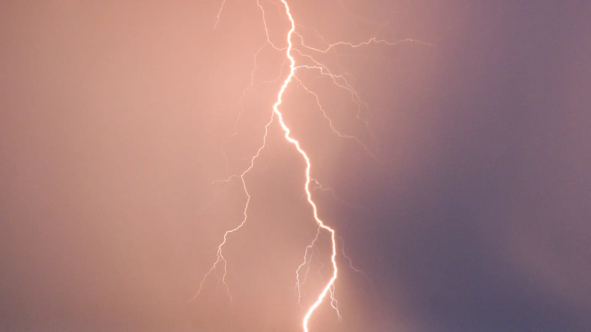 09.07.2023, Niedersachsen, Hannover: Ein Blitz entlädt sich während eines Gewitters hinter dem Fernmeldeturm Telemax. Teils heftige Unwetter sind am Abend und in der Nacht über Teile Niedersachsens hinweggezogen. Foto: Julian Stratenschulte/dpa +++ dpa-Bildfunk +++