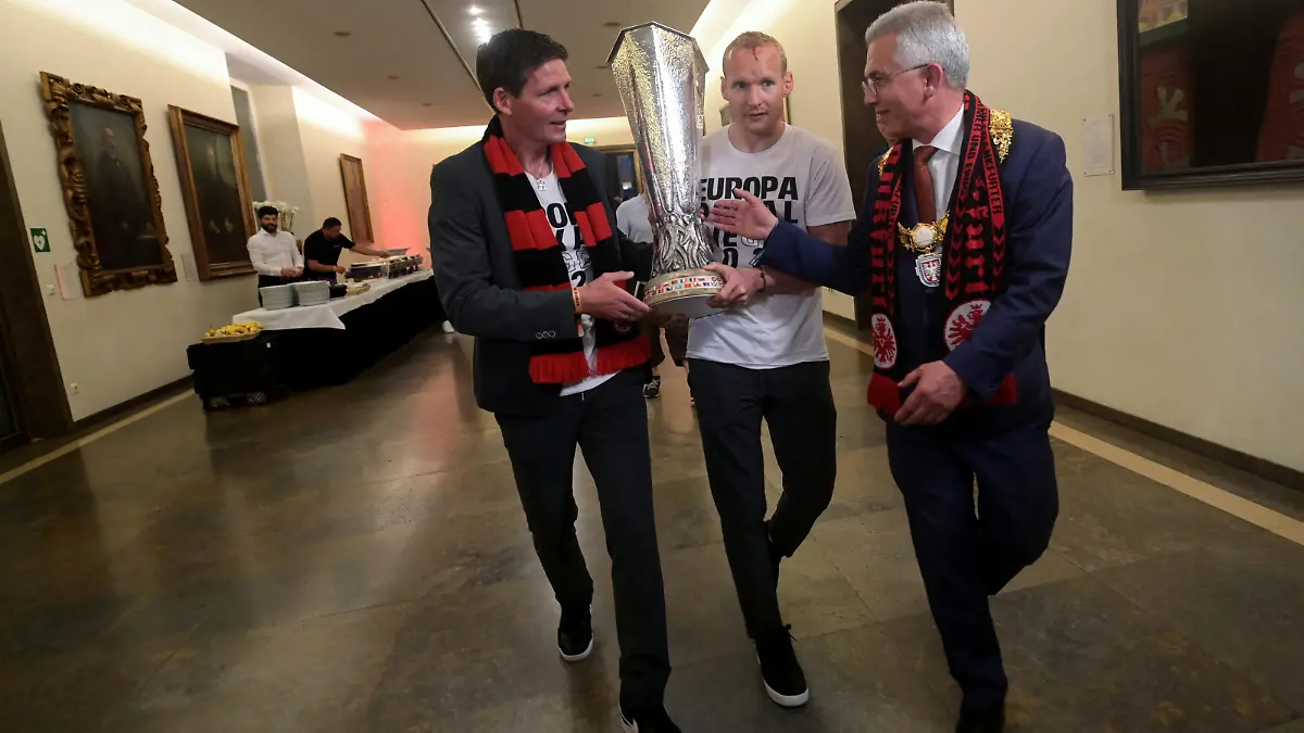 FILE PHOTO: Soccer Football - Eintracht Frankfurt fans celebrate after winning the Europa League Final against Rangers - Frankfurt, Germany - May 19, 2022 Eintracht Frankfurt's Sebastian Rode, coach Oliver Glasner and major Peter Feldmann walk with the cup at the Frankfurt townhall after the team won the Europa League Final against Rangers      Sebastian Gollnow/Pool via REUTERS/File Photo