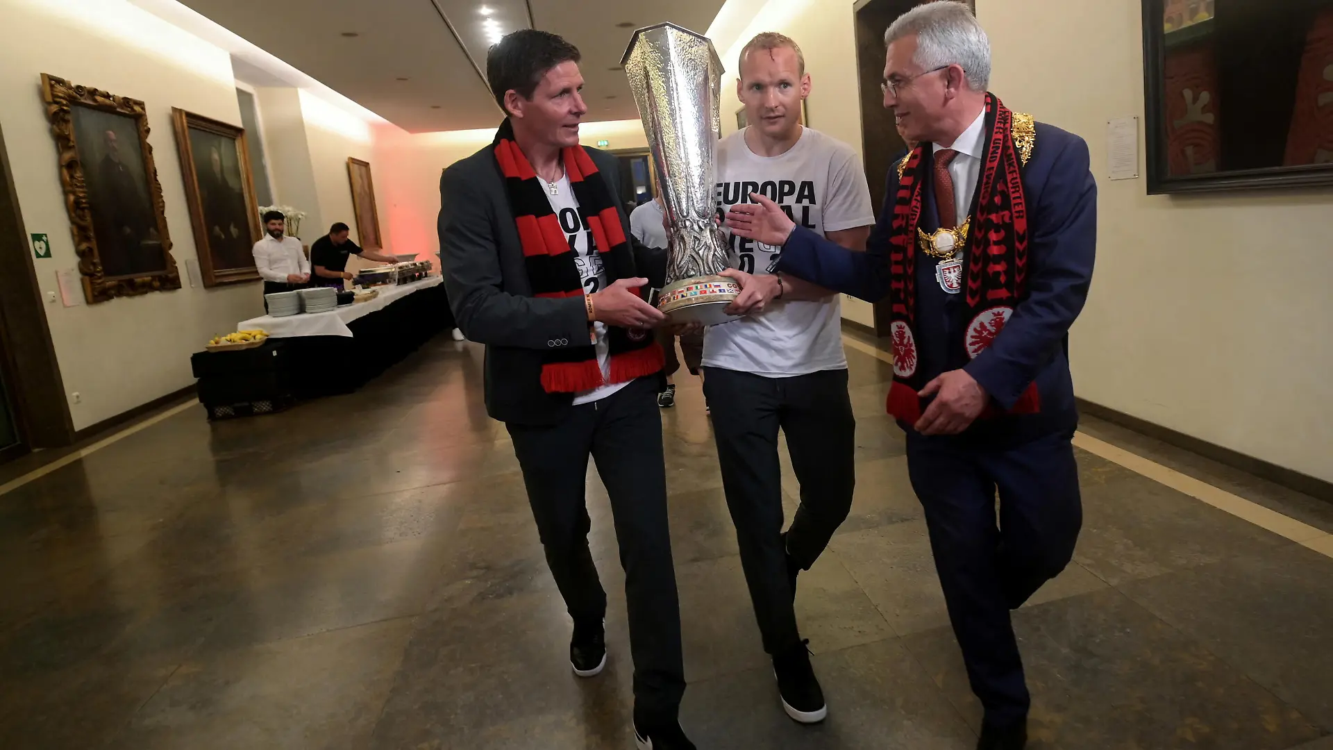 FILE PHOTO: Soccer Football - Eintracht Frankfurt fans celebrate after winning the Europa League Final against Rangers - Frankfurt, Germany - May 19, 2022 Eintracht Frankfurt's Sebastian Rode, coach Oliver Glasner and major Peter Feldmann walk with the cup at the Frankfurt townhall after the team won the Europa League Final against Rangers Sebastian Gollnow/Pool via REUTERS/File Photo