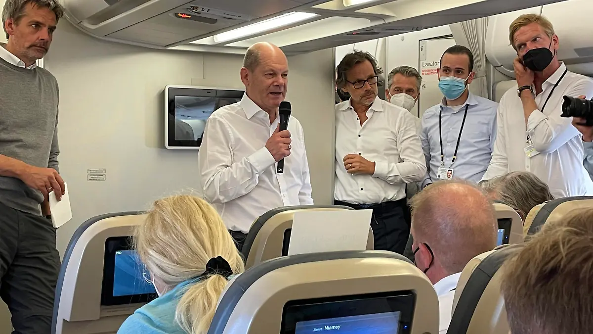 Mit dem Kanzler im Flieger. Unsere Reporterin Nadine to Roxel war bei der Afrika-Reise dabei.