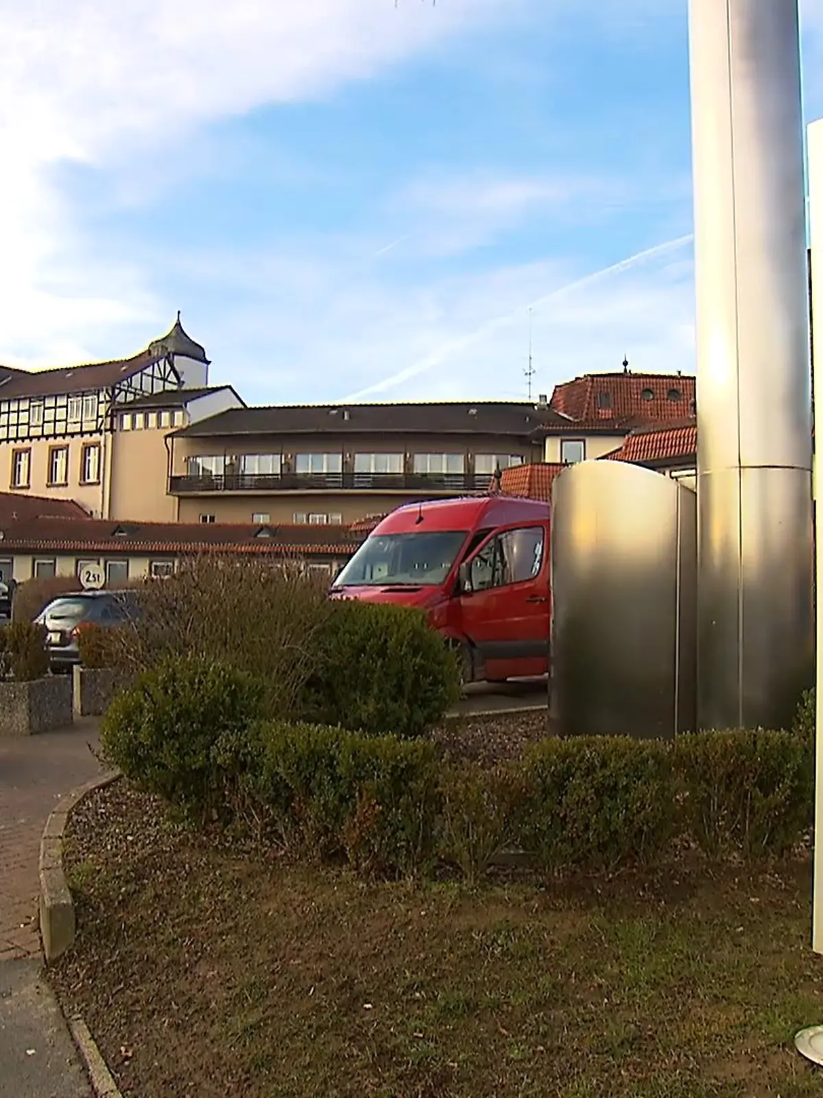 Sie wollte so gerne Ärztin sein, doch für ihren Wunsch mussten mehrere Menschen mit dem Leben bezahlen. Jahrelang hat eine 51-jährige Frau als Narkose-Ärztin in einer Klinik im hessischen Fritzlar gearbeitet – ohne jemals Medizin studiert zu haben. Jetzt wurde sie vor dem Landgericht in Kassel zu lebenslanger Haft verurteilt.