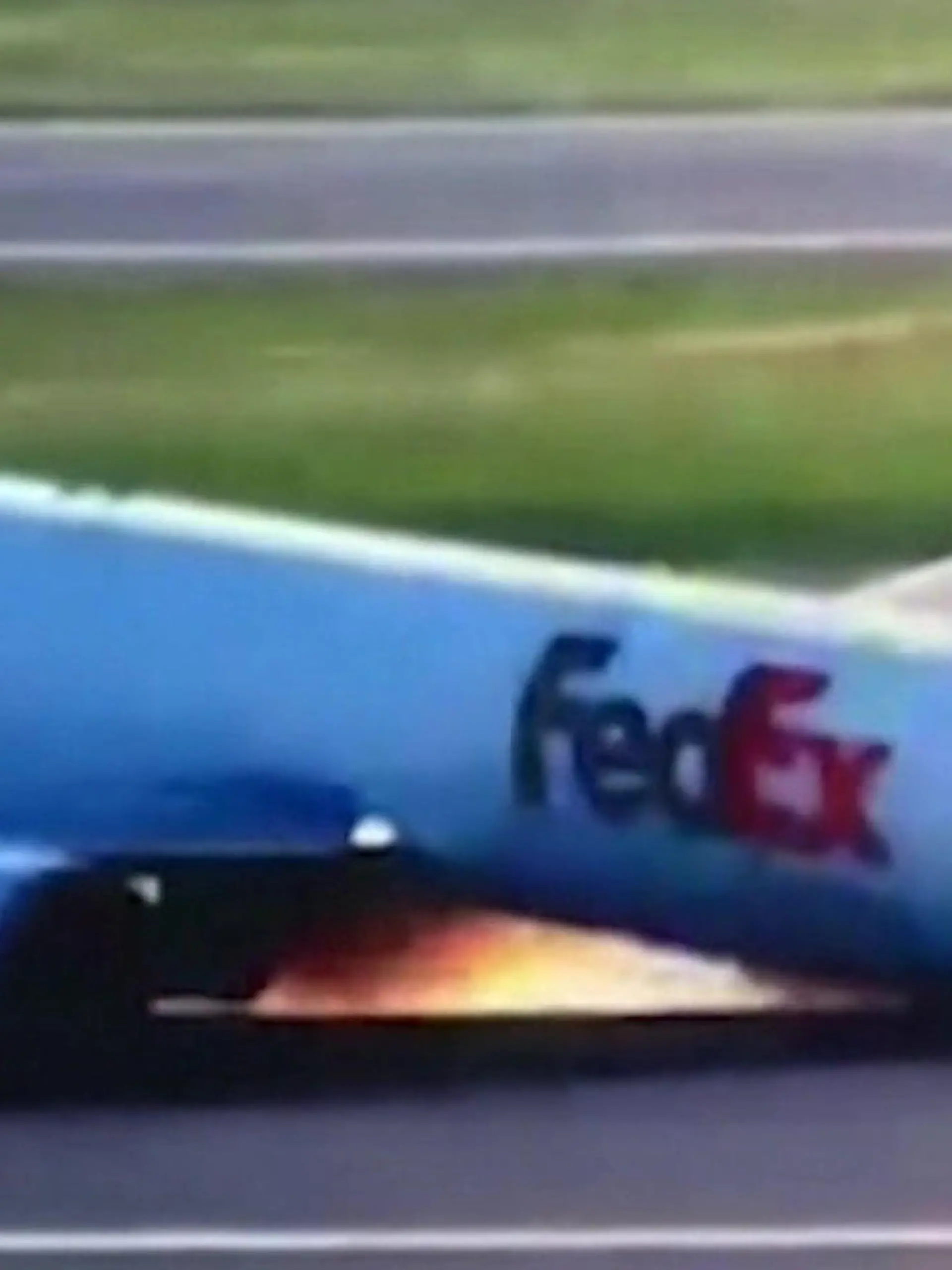 Voll auf die Nase!
Diese Landung einer Boeing 767 geht mächtig schief. Die Fed-Ex-Maschine setzt mit der Nase auf, rutscht über die Landebahn, Funken schlagen, Flammen züngeln über den Asphalt. Laut Reuters soll es eine Fehlfunktion des Fahrverkehrs gegeben haben. Die ganze Bruchlandung könnt ihr im Video sehen.