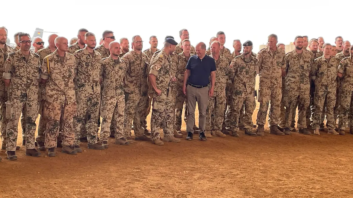Olaf Scholz bei seiner Afrika-Reise.