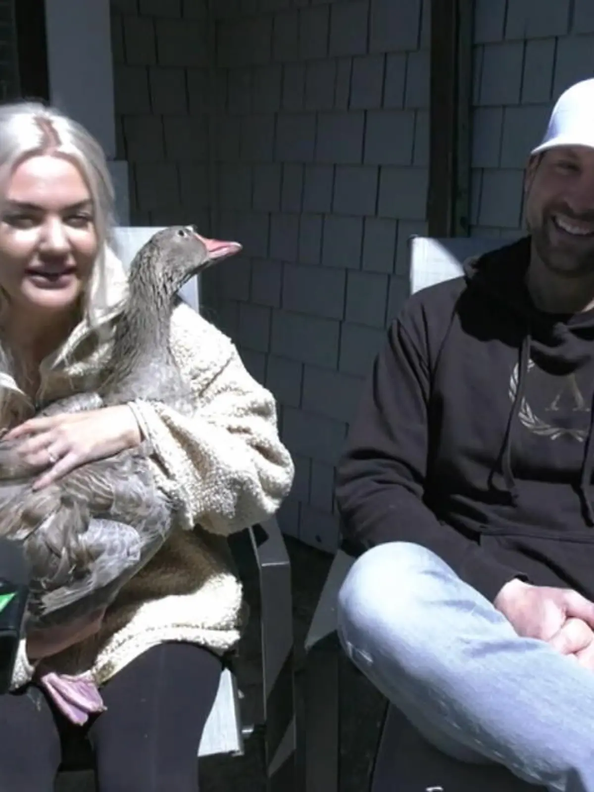 Eine halbnackte, ihr Baby stillende Mutter rennt aus dem Haus, um ihrer Hausgans das Leben zu retten – denn die wird von einem riesigen Weißkopfadler angegriffen. Bilder, mit denen Cait Oakley aus Vancouver Island, Kanada, nicht nur berühmt, sondern auch zur Heldin wurde.