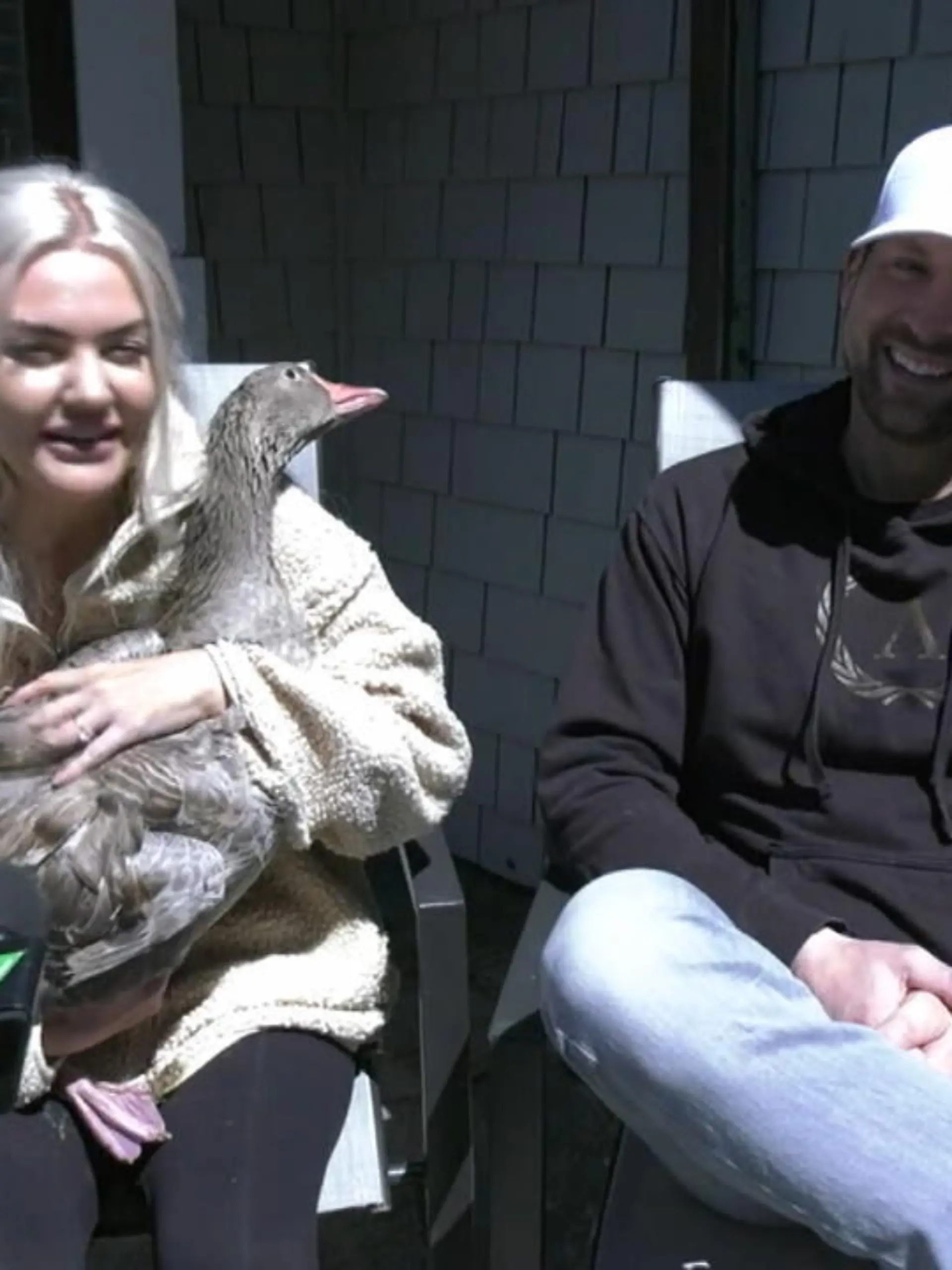 Eine halbnackte, ihr Baby stillende Mutter rennt aus dem Haus, um ihrer Hausgans das Leben zu retten – denn die wird von einem riesigen Weißkopfadler angegriffen. Bilder, mit denen Cait Oakley aus Vancouver Island, Kanada, nicht nur berühmt, sondern auch zur Heldin wurde.
