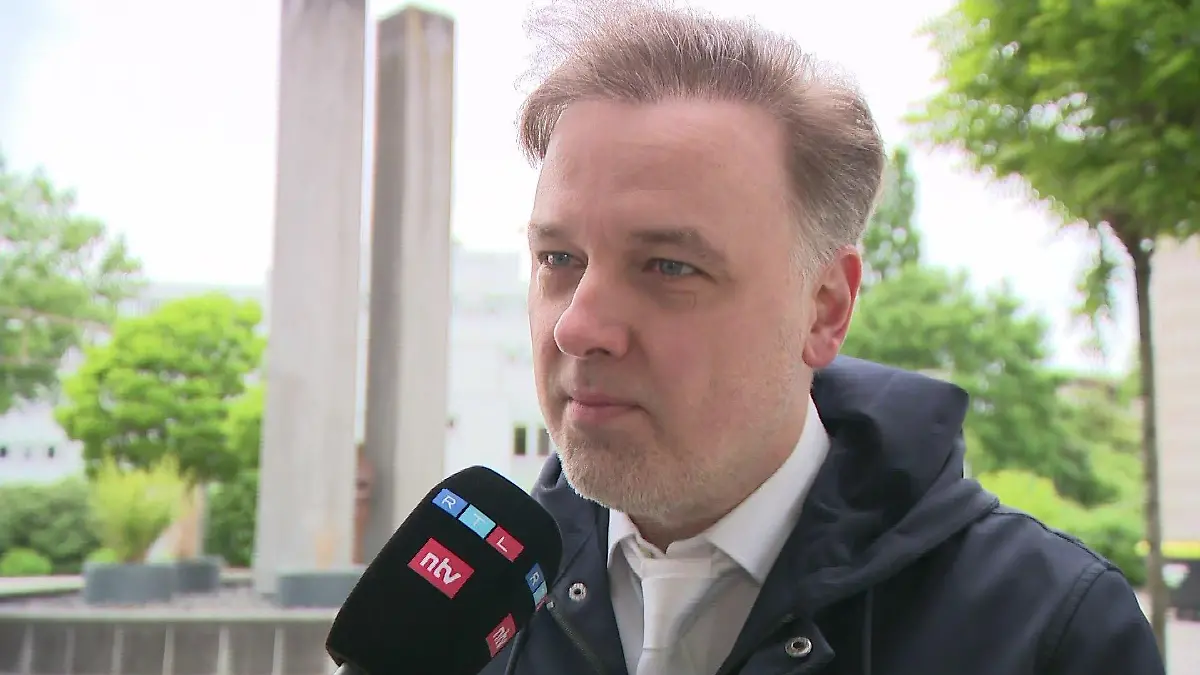 Anwalt Burkhard Benecken im Gespräch mit RTL.
