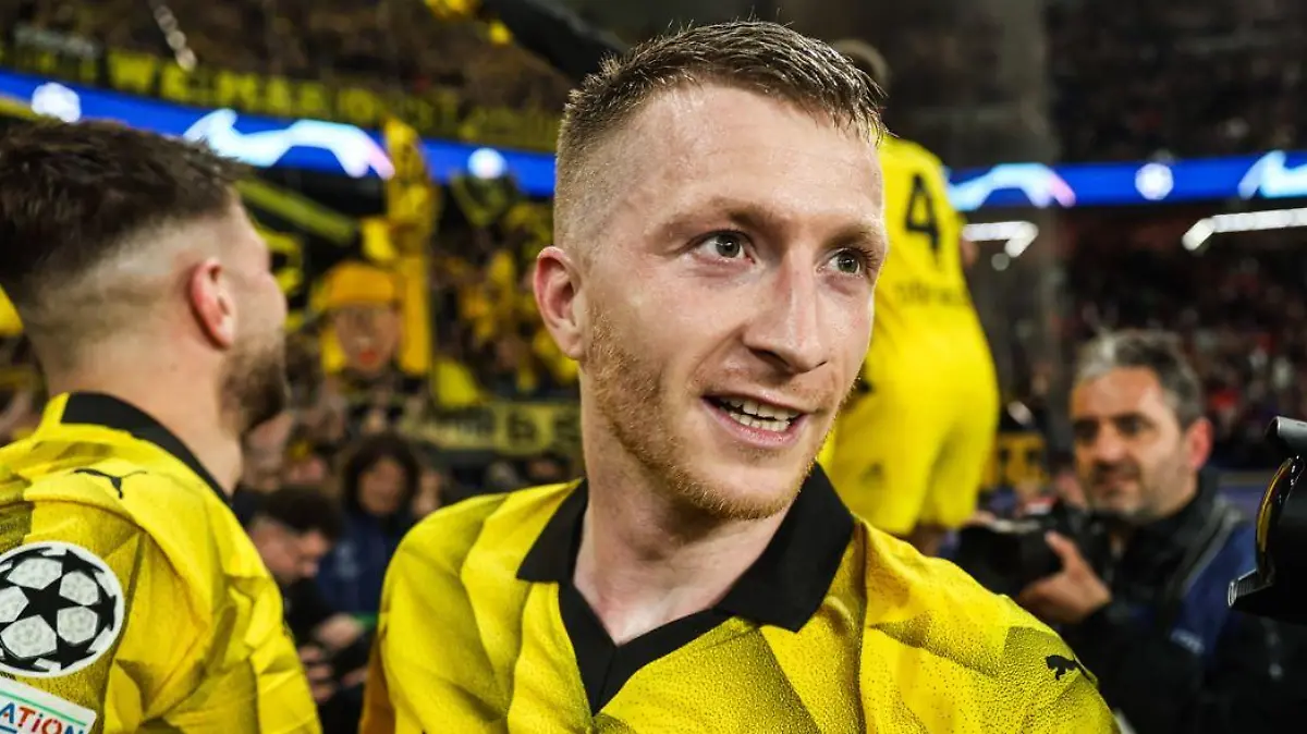 Marco Reus lässt sich in Paris von den Dortmunder Fans feiern