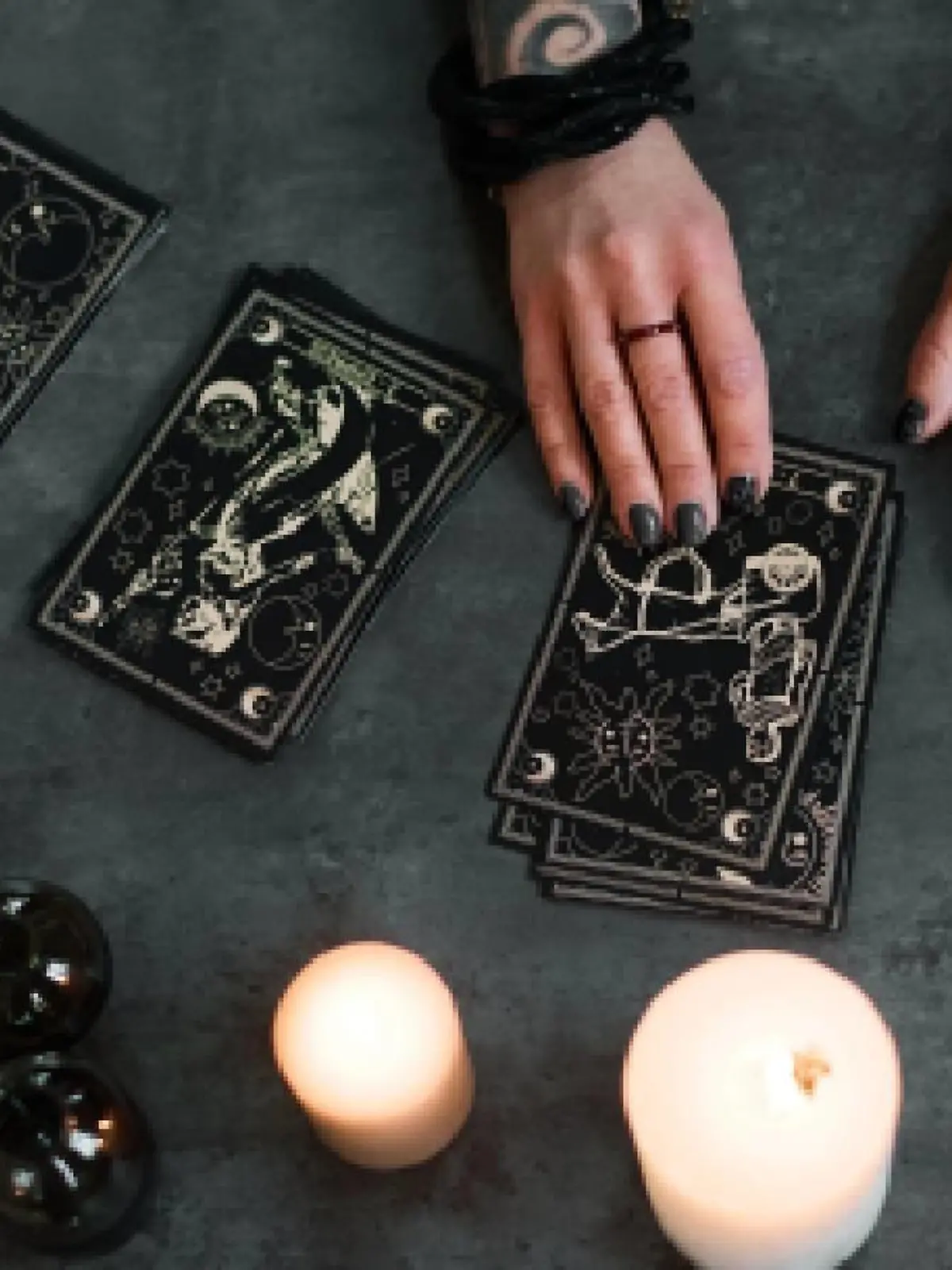 Manche Menschen lassen sich auf der Suche nach Antworten Tarot Karten legen.