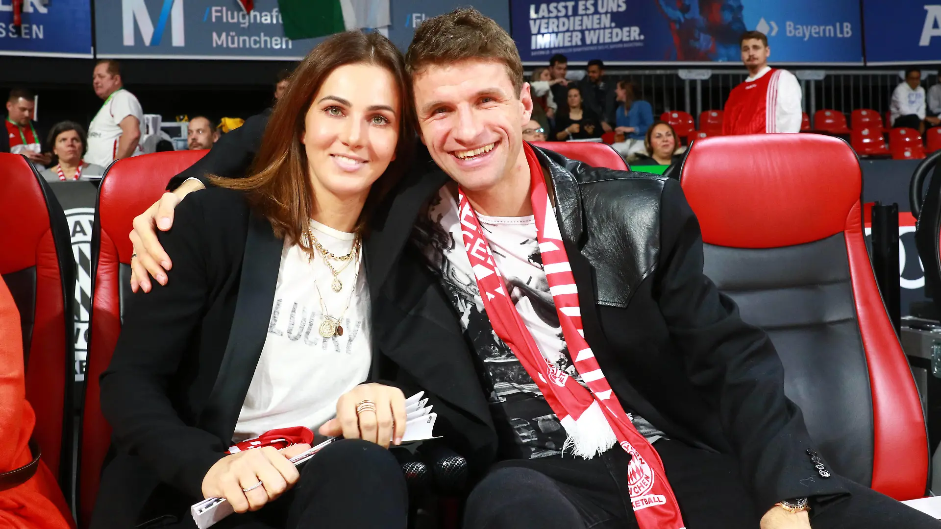 Sport Bilder des Tages Fussballer Thomas Müller und Frau Lisa / Basketball / Euroleague / FC Bayern Basketball - Zalgiris Kaunas / 27.12.2019 / *** Footballer Thomas Müller and Mrs Lisa Basketball Euroleague FC Bayern Basketball Zalgiris Kaunas 27 12 2019