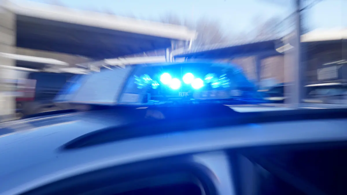 ARCHIV - 18.01.2024, Mecklenburg-Vorpommern, Schwerin: Polizei mit Blaulicht (Symbolfoto). (zu dpa: «Autofahrer flüchtet vor Polizei - Verfolgungsfahrt») Foto: Marcus Brandt/dpa +++ dpa-Bildfunk +++